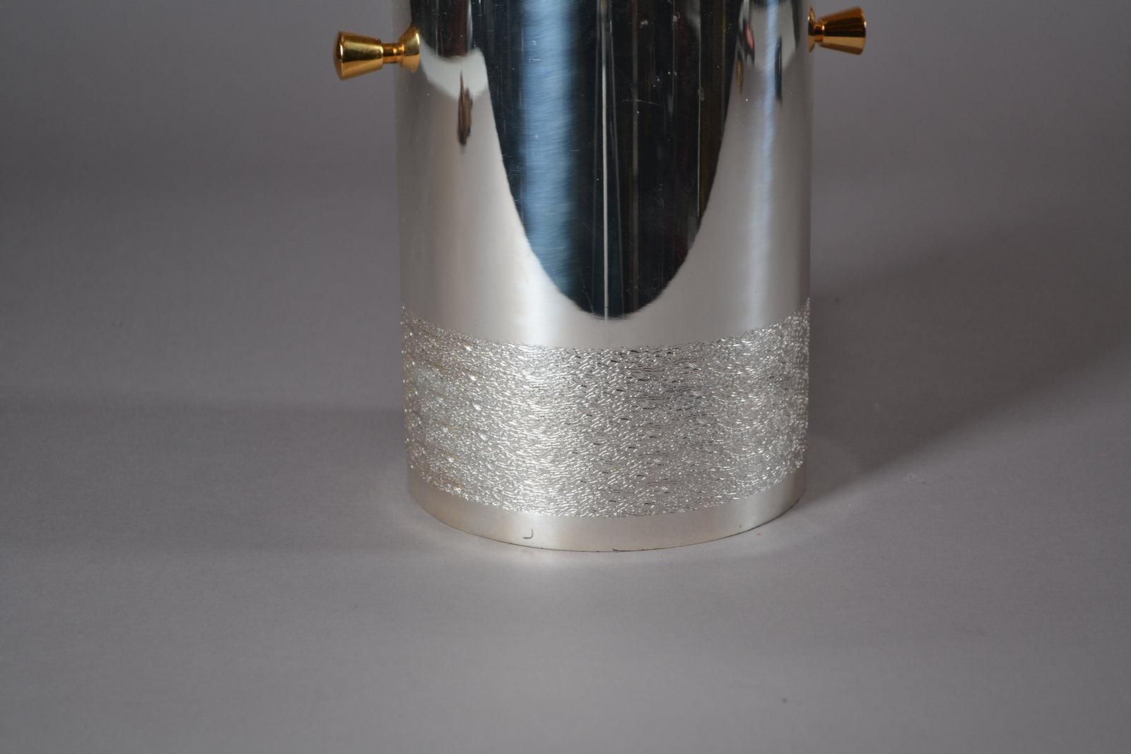 Elegant vintage 1980s wine cooler with gilded handles in Hollywood Regency style. A stylish and functional champagne ice bucket, perfect for luxury home decor, barware collections, and entertaining. Compact size (20x14 cm), making it ideal for bar carts, dining tables, and special occasions. A sophisticated mid-century piece for wine lovers and collectors of classic retro accessories.