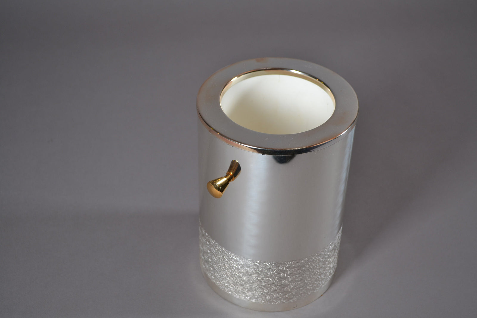Elegant vintage 1980s wine cooler with gilded handles in Hollywood Regency style. A stylish and functional champagne ice bucket, perfect for luxury home decor, barware collections, and entertaining. Compact size (20x14 cm), making it ideal for bar carts, dining tables, and special occasions. A sophisticated mid-century piece for wine lovers and collectors of classic retro accessories.