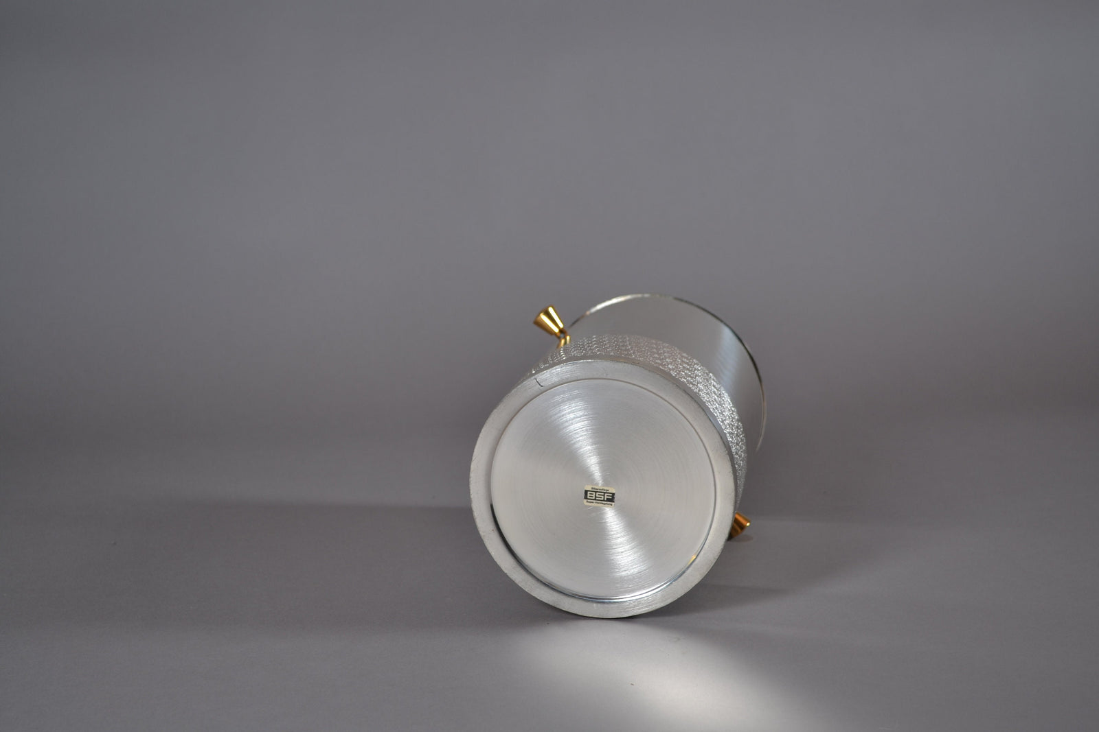 Elegant vintage 1980s wine cooler with gilded handles in Hollywood Regency style. A stylish and functional champagne ice bucket, perfect for luxury home decor, barware collections, and entertaining. Compact size (20x14 cm), making it ideal for bar carts, dining tables, and special occasions. A sophisticated mid-century piece for wine lovers and collectors of classic retro accessories.