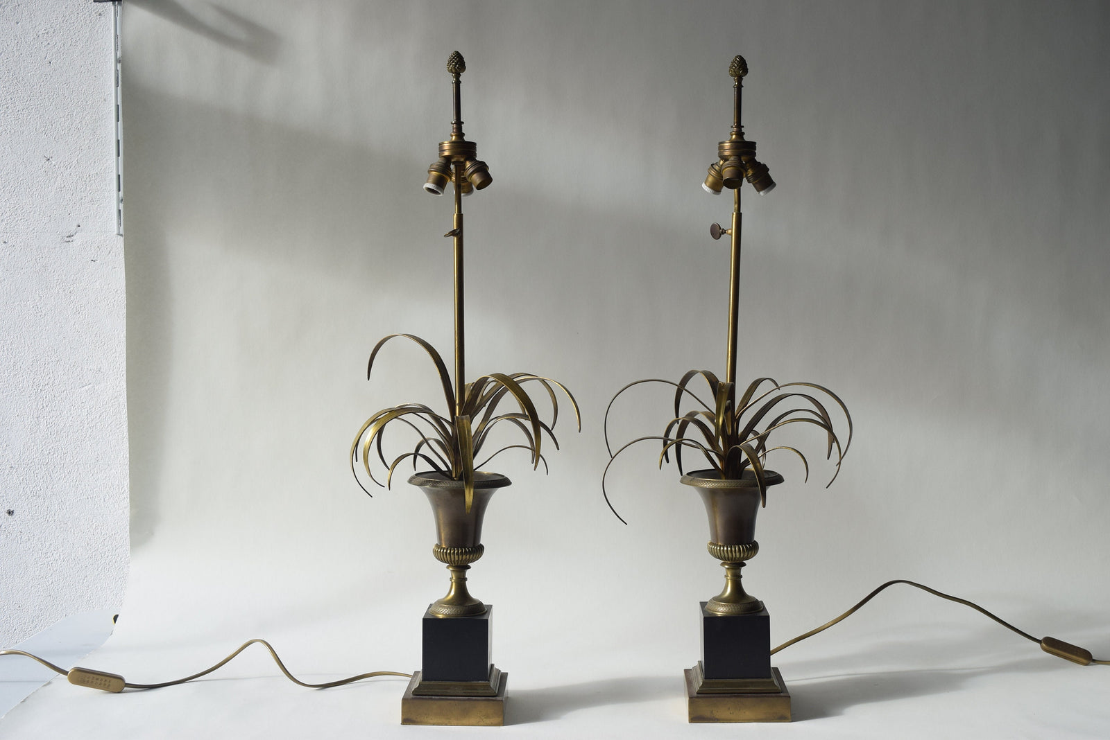 Vintage Maison Charles Brass Palm Table Lamps, French Mid-Century Hollywood Regency Pair, "Vase Roseaux" Design, 1950s