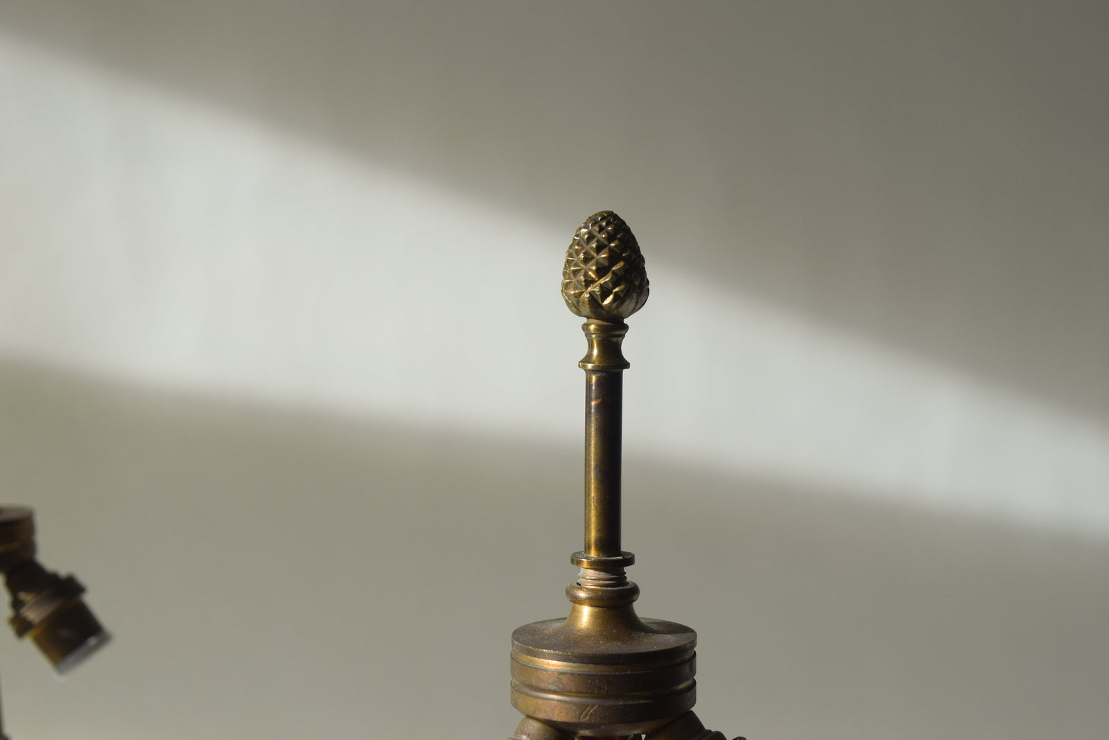 Vintage Maison Charles Brass Palm Table Lamps, French Mid-Century Hollywood Regency Pair, "Vase Roseaux" Design, 1950s
