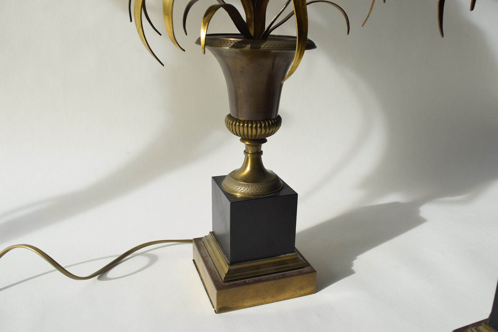 Vintage Maison Charles Brass Palm Table Lamps, French Mid-Century Hollywood Regency Pair, "Vase Roseaux" Design, 1950s