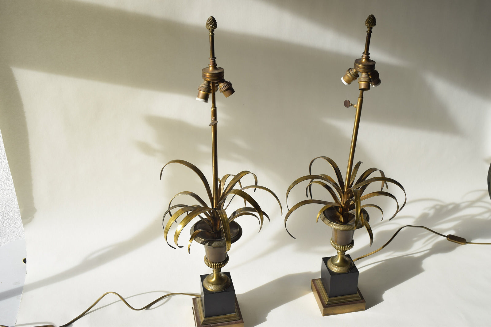 Vintage Maison Charles Brass Palm Table Lamps, French Mid-Century Hollywood Regency Pair, "Vase Roseaux" Design, 1950s