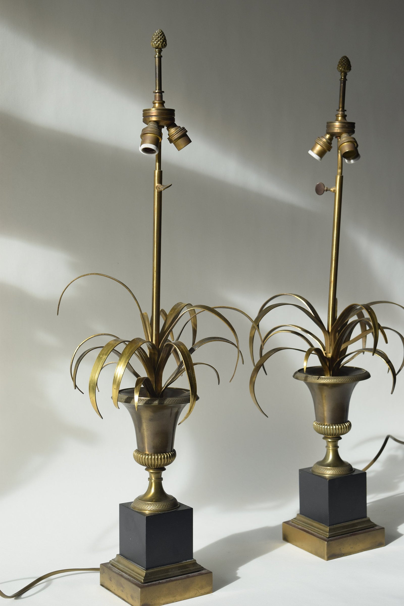 Vintage Maison Charles Brass Palm Table Lamps, French Mid-Century Hollywood Regency Pair, "Vase Roseaux" Design, 1950s