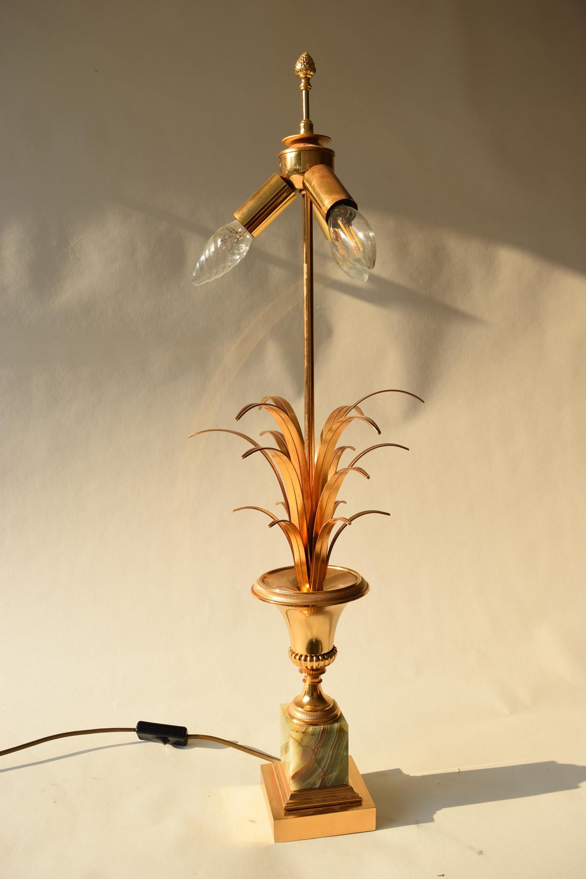 Vintage Brass Reed Sheaf Table Lamp, Three-Light Hollywood Regency Gilt Metal Lamp with Onyx Base, French Style Lighting, Mid-Century Glamou
