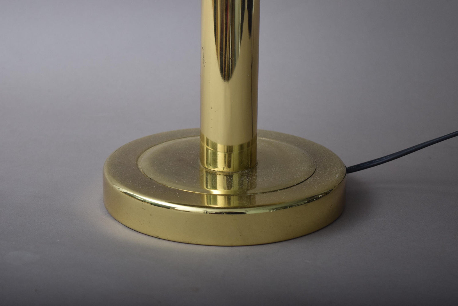 Elegant vintage mushroom lamp featuring a polished brass finish and a distinctive mushroom-shaped shade. This mid-century modern table lamp adds a touch of retro charm to any room, making it perfect for bedside tables, desks, or reading nooks. Its warm, ambient light creates an inviting atmosphere, while the compact design ensures it fits seamlessly into various interior spaces.