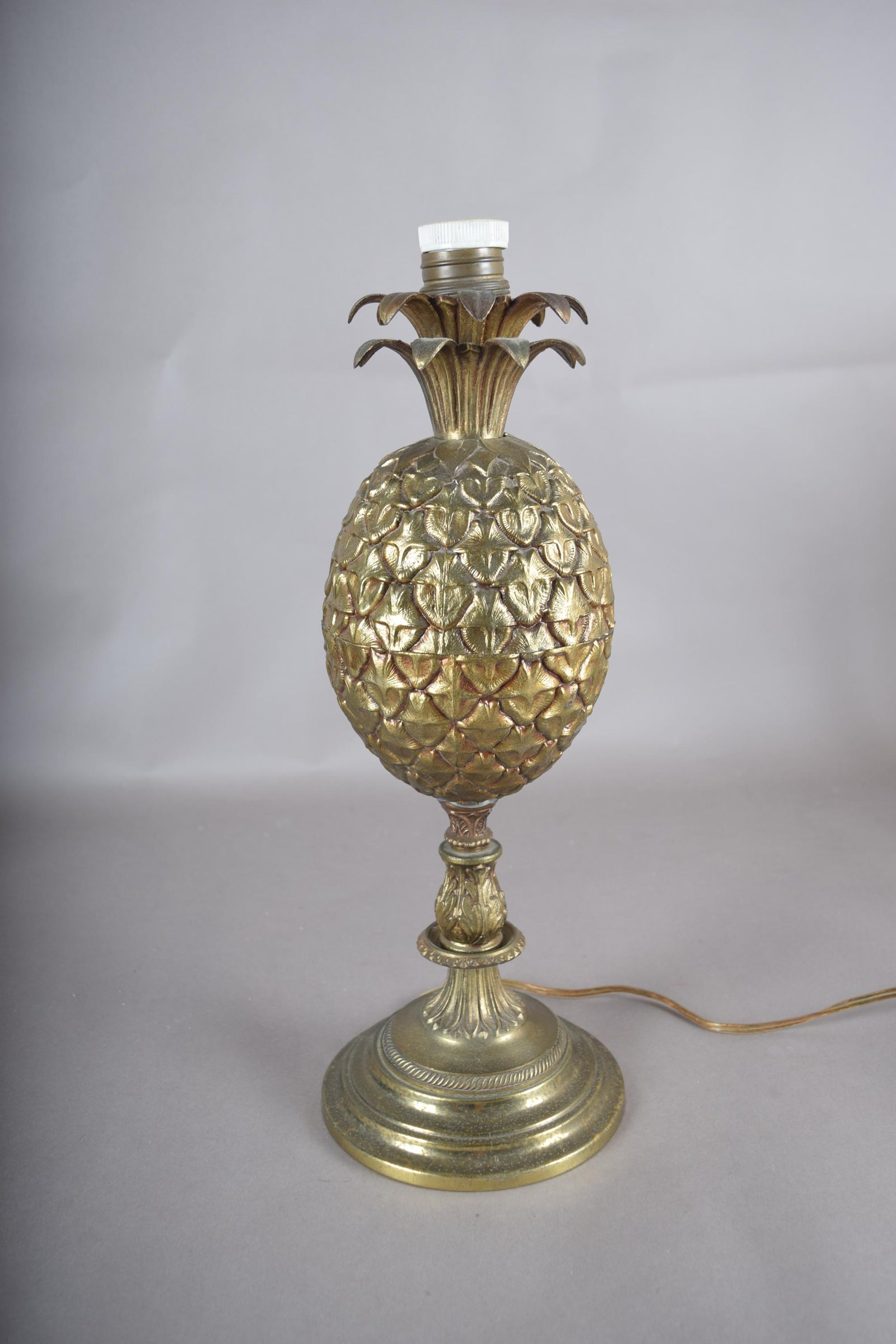 Vintage Brass Pineapple Table Lamp | Classic Hospitality Symbol | Gold-Tone Statement Lighting | Circa 1950s