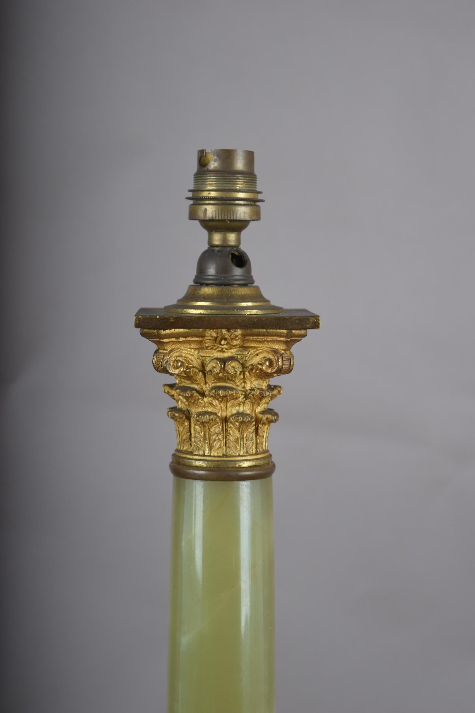 Vintage 1930s Green Onyx Column Table Lamp – Gold-Plated Corinthian Capital, Neoclassical Statement Lighting