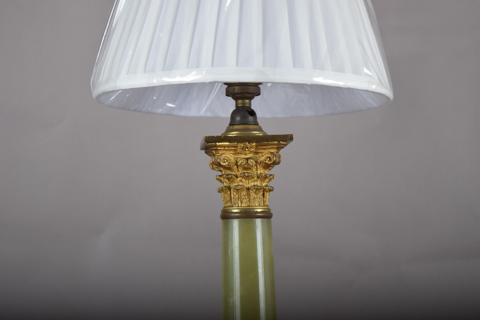 Vintage 1930s Green Onyx Column Table Lamp – Gold-Plated Corinthian Capital, Neoclassical Statement Lighting