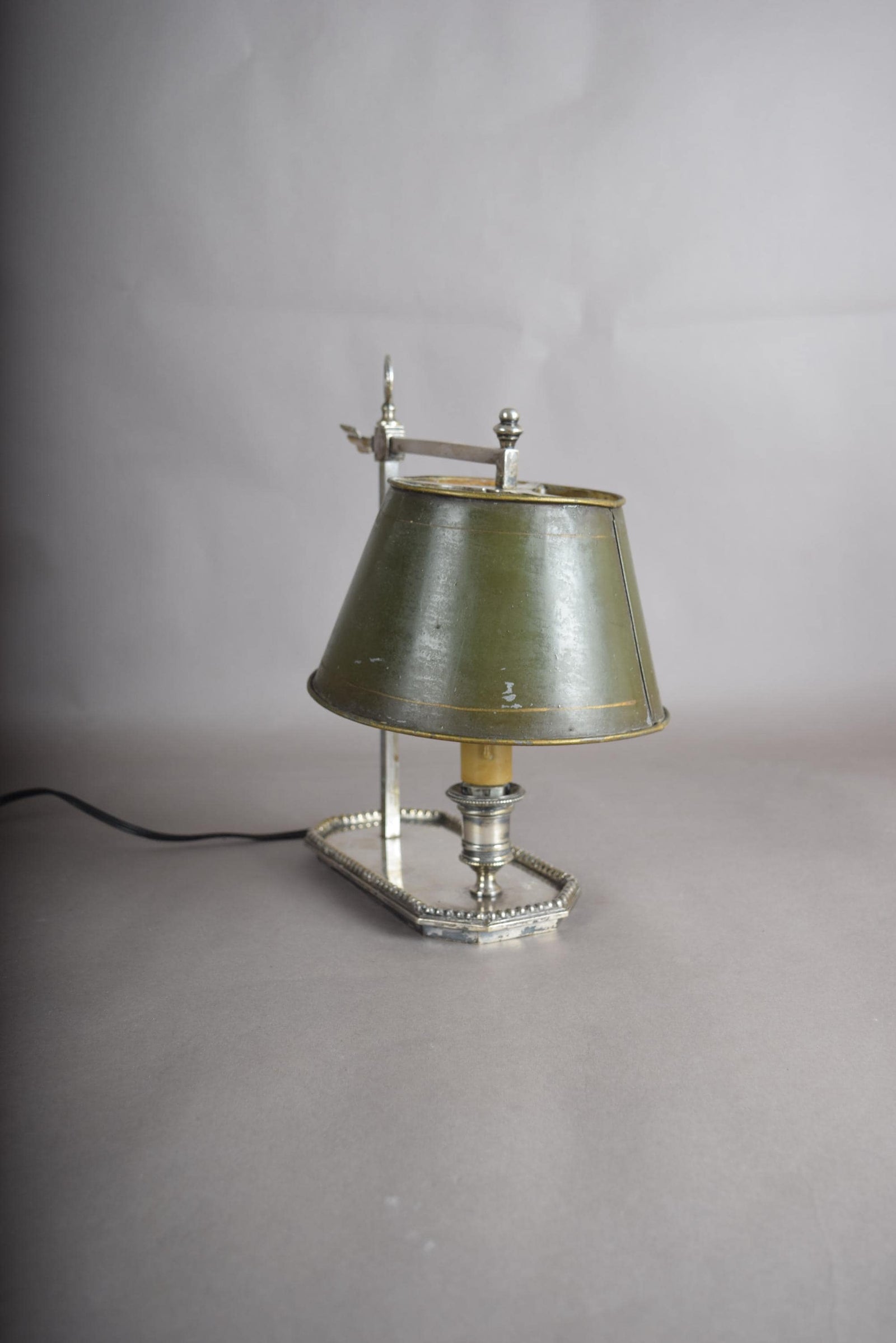 Single-Arm Bouillotte Desk Lamp, Silvered Metal with Arrow Locking Mechanism, Olive Tole Shade, 1950s