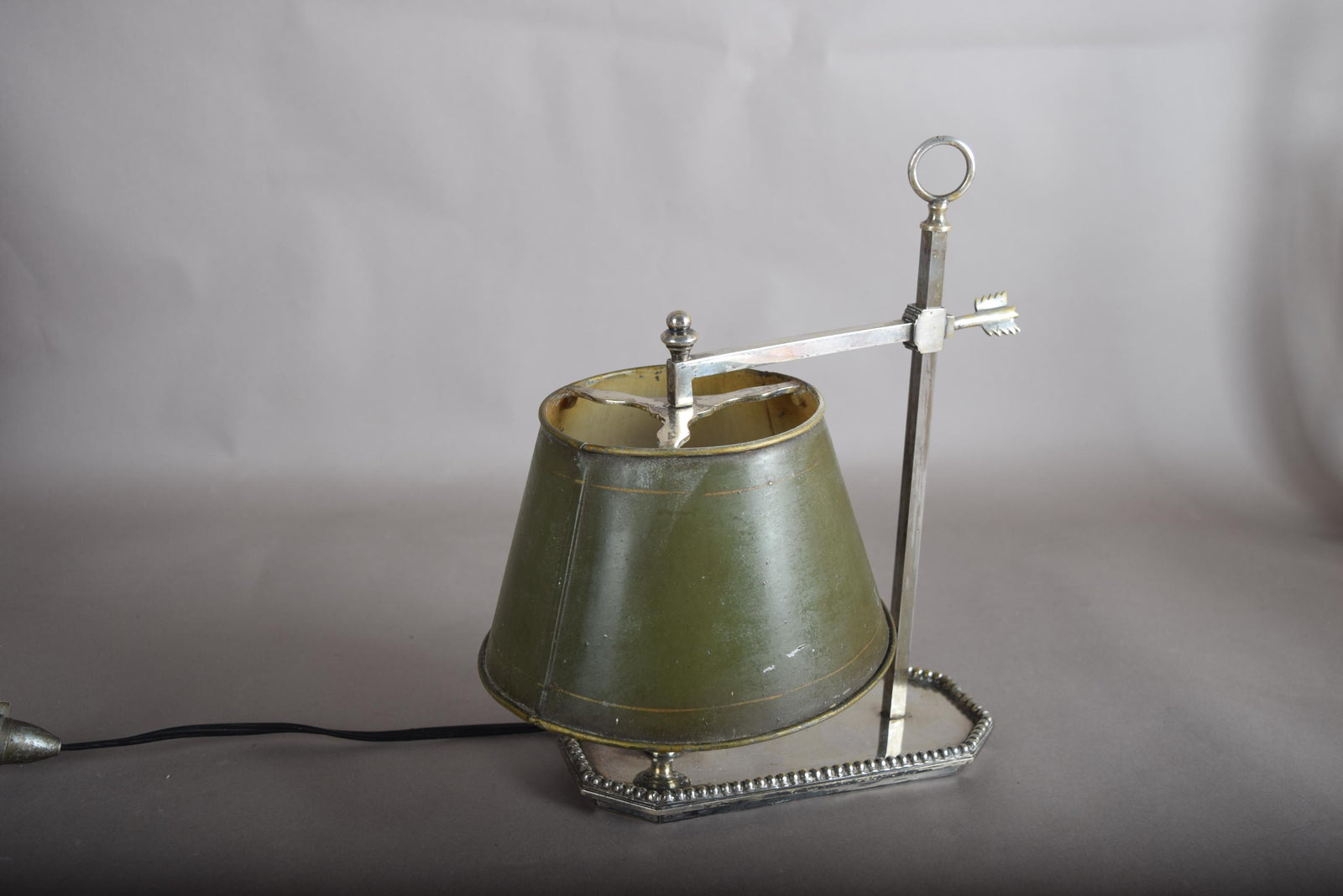 Single-Arm Bouillotte Desk Lamp, Silvered Metal with Arrow Locking Mechanism, Olive Tole Shade, 1950s