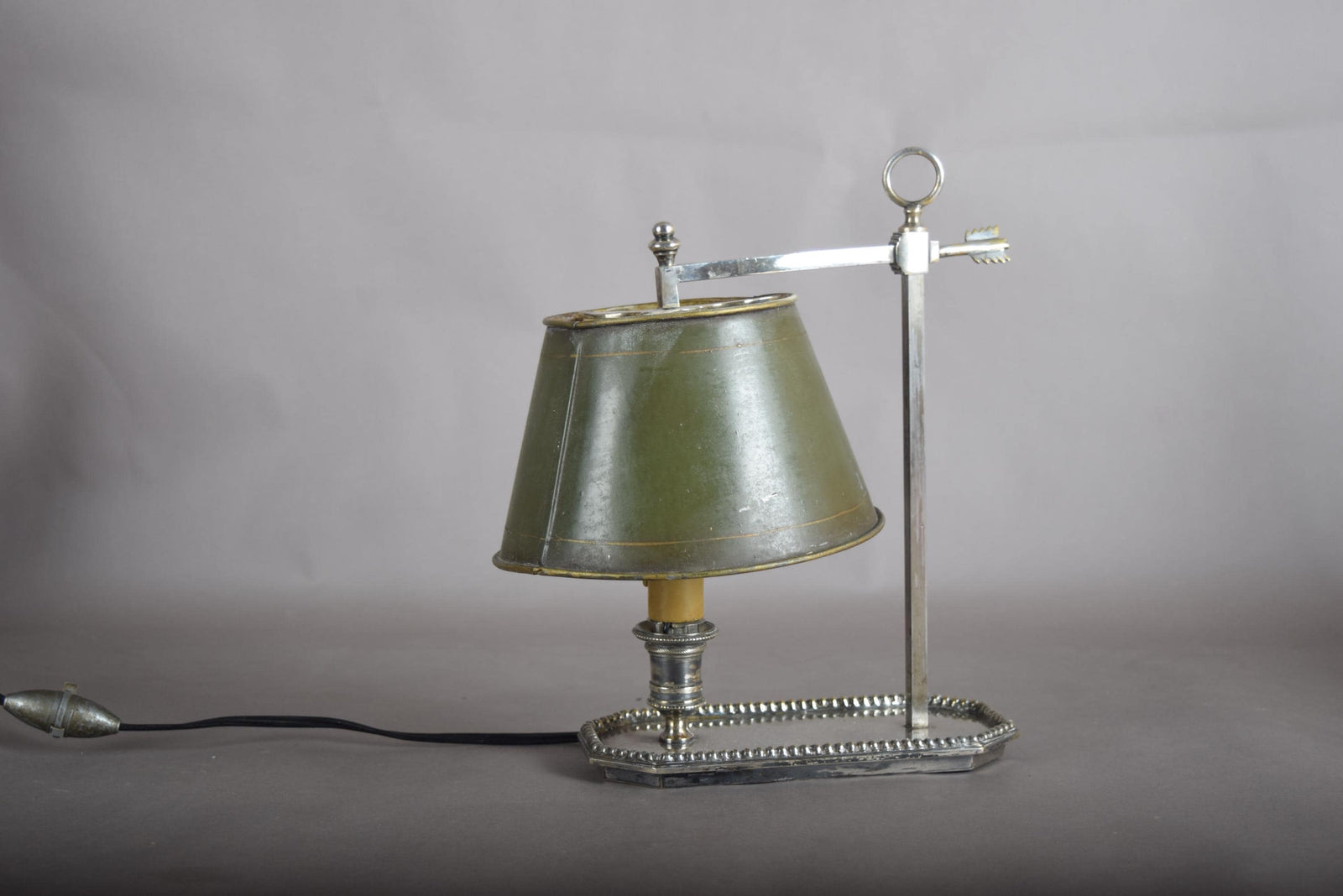 Single-Arm Bouillotte Desk Lamp, Silvered Metal with Arrow Locking Mechanism, Olive Tole Shade, 1950s