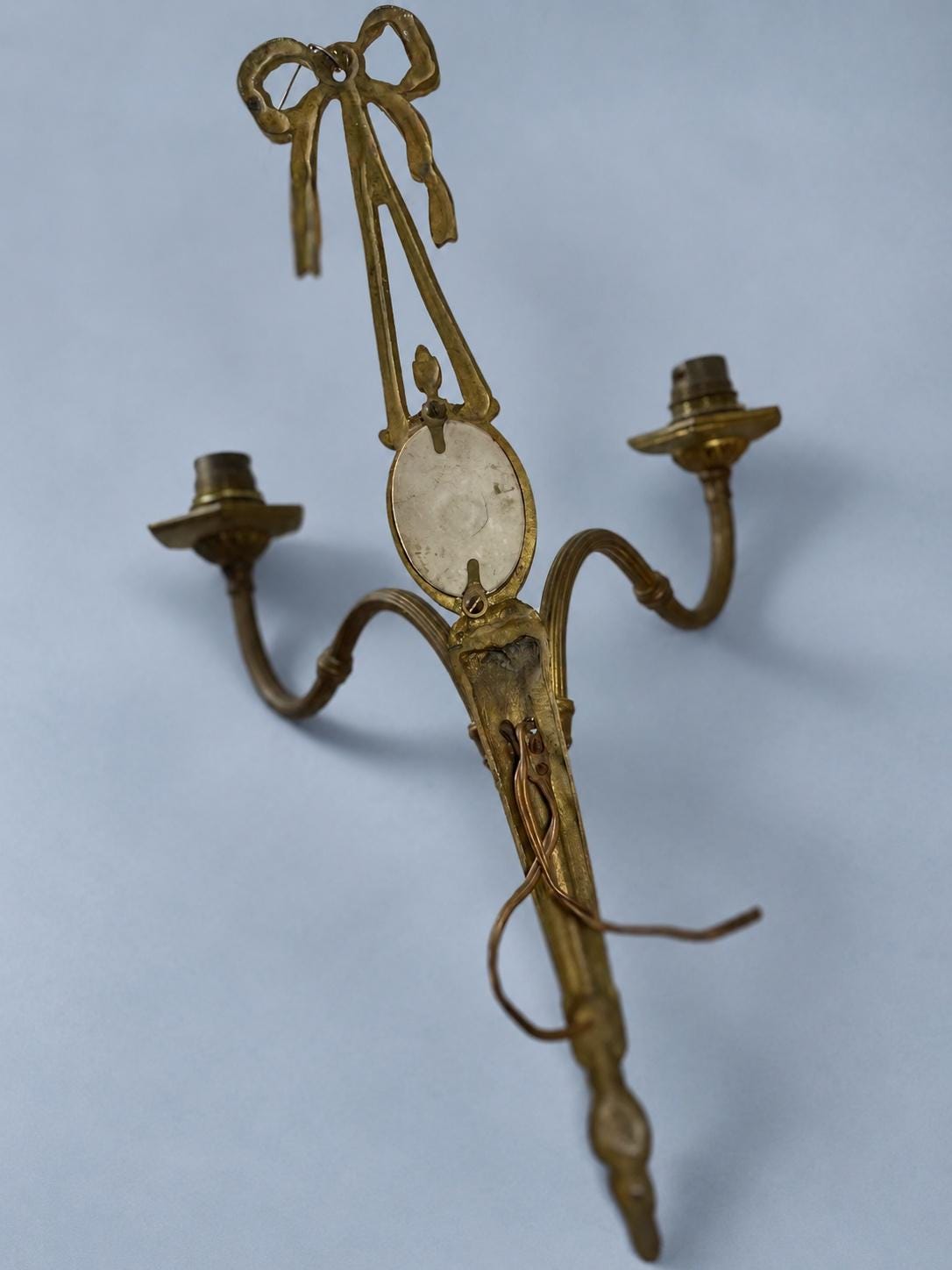 Vintage Single Louis XVI Style Brass-Tone Two-Arm Wall Sconce with Ribbon Bow and Ceramic Medallion after Fragonard