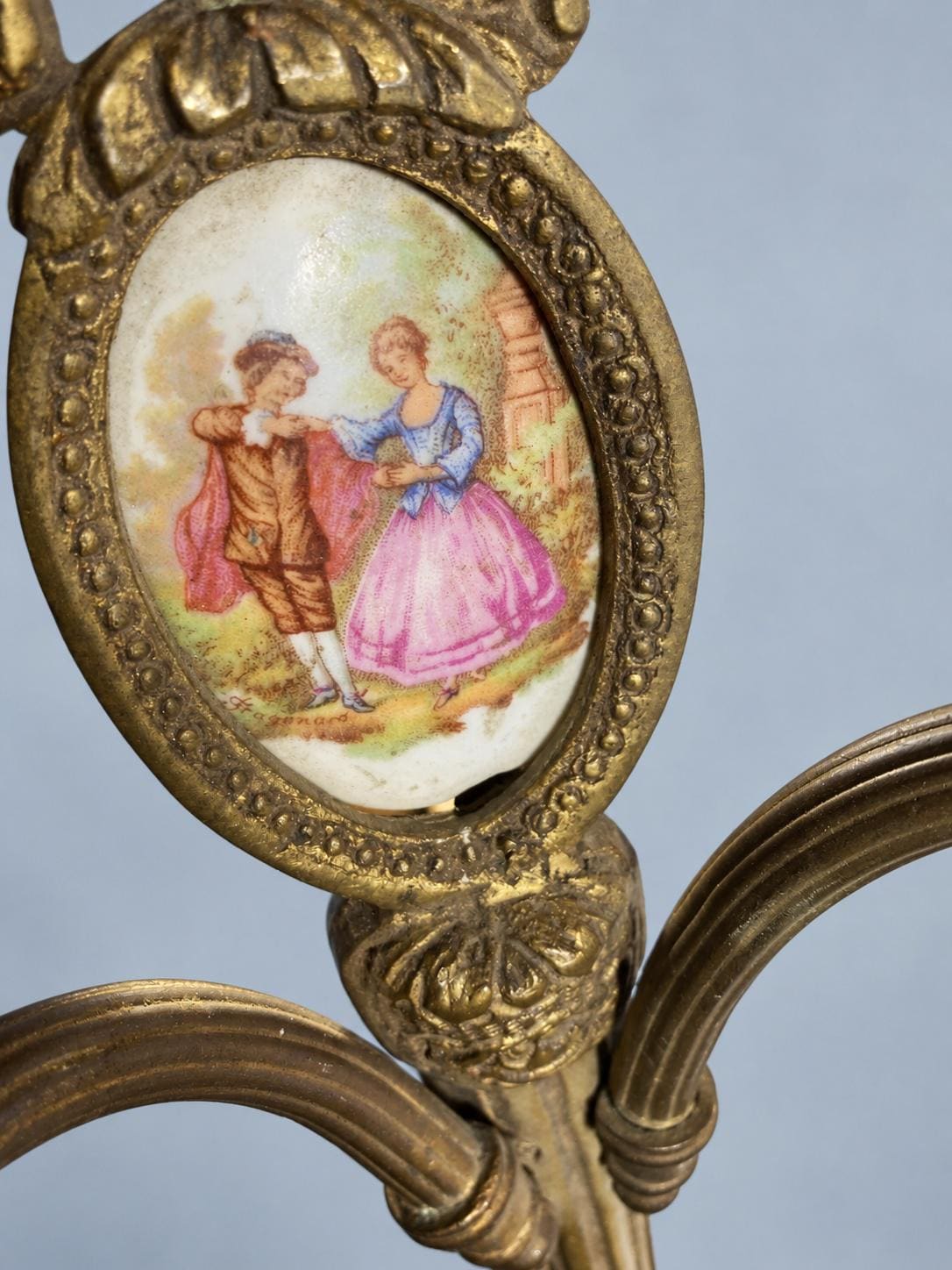 Vintage Single Louis XVI Style Brass-Tone Two-Arm Wall Sconce with Ribbon Bow and Ceramic Medallion after Fragonard