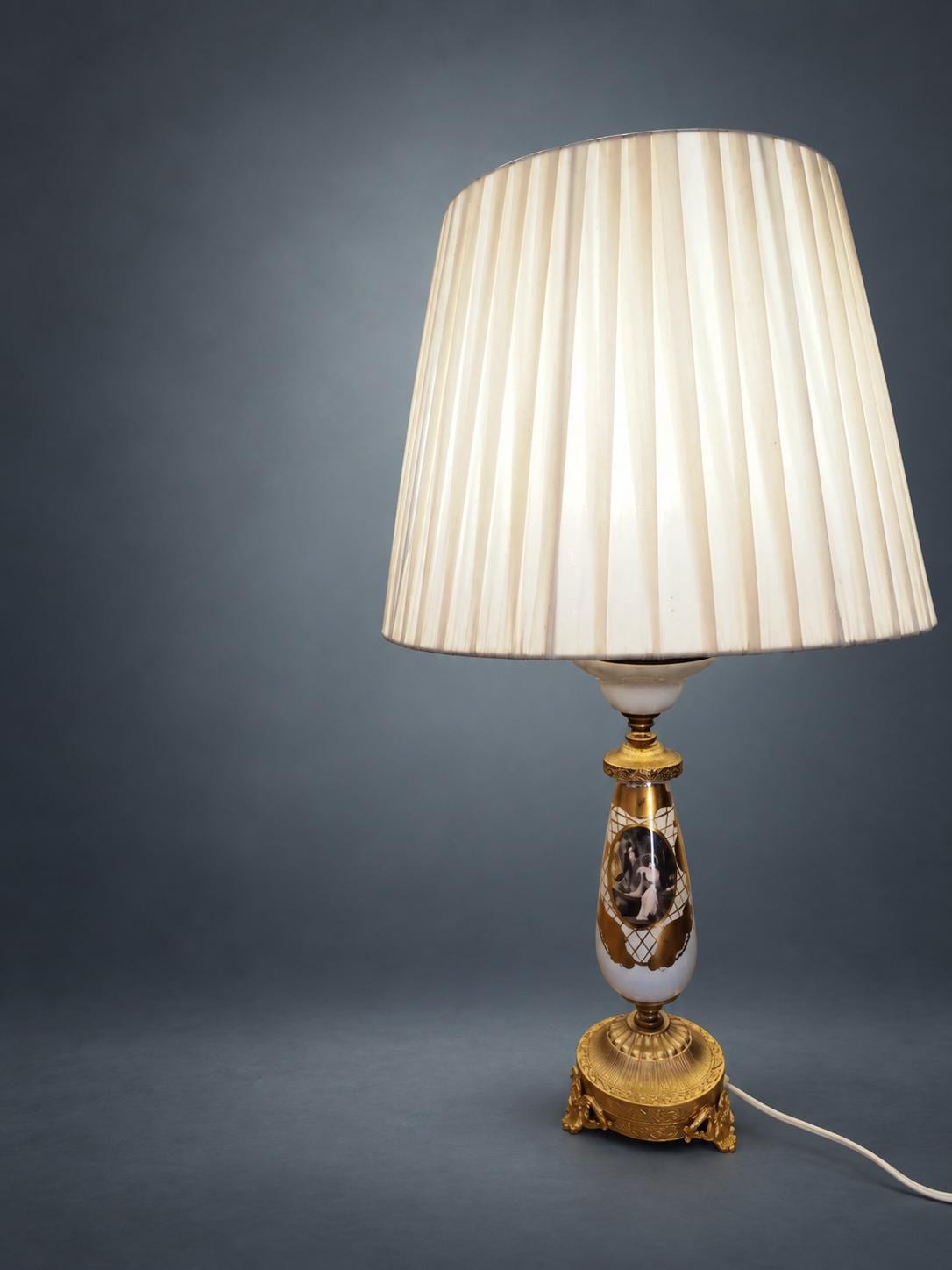 Large Painted Ceramic Table Lamp with Gilt Trellis and Romantic Scene Reserve, Ornate Gold-Tone Base, Pleated Shade, 75 cm