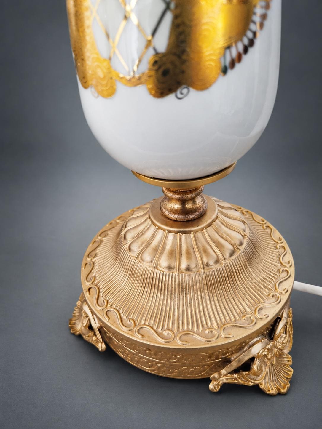 Large Painted Ceramic Table Lamp with Gilt Trellis and Romantic Scene Reserve, Ornate Gold-Tone Base, Pleated Shade, 75 cm
