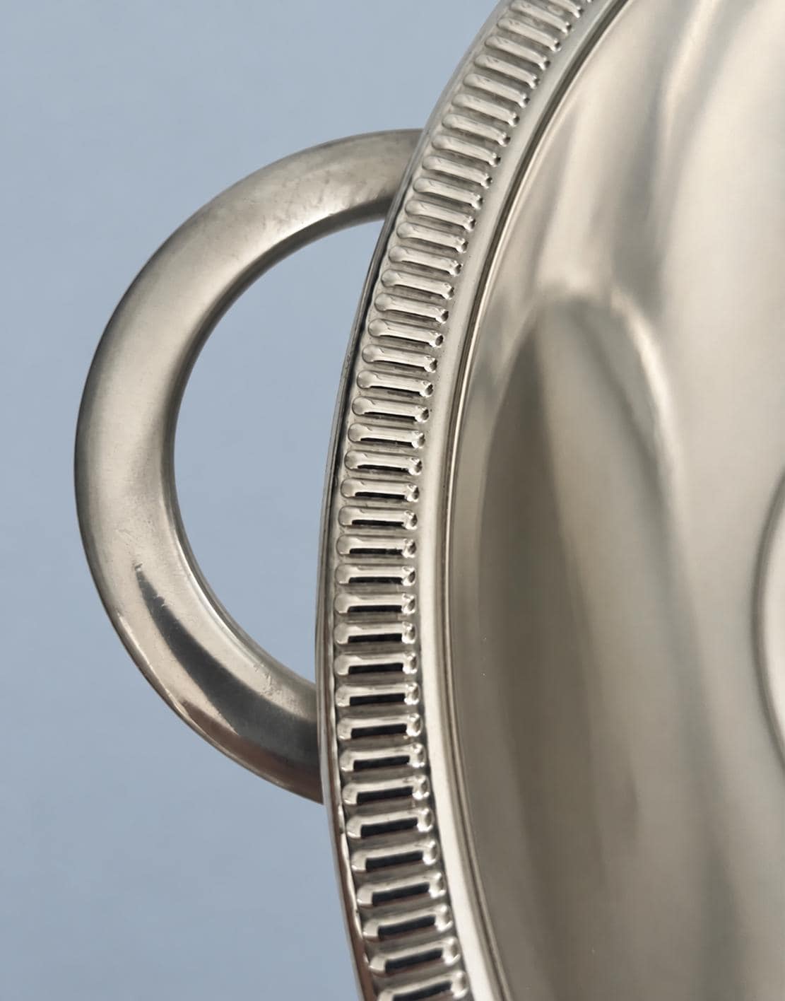 Stainless Steel Salad Bowl with Twin Handles and Reeded Rim, 26 cm Mirror-Polished Serving Bowl, Classic Tableware