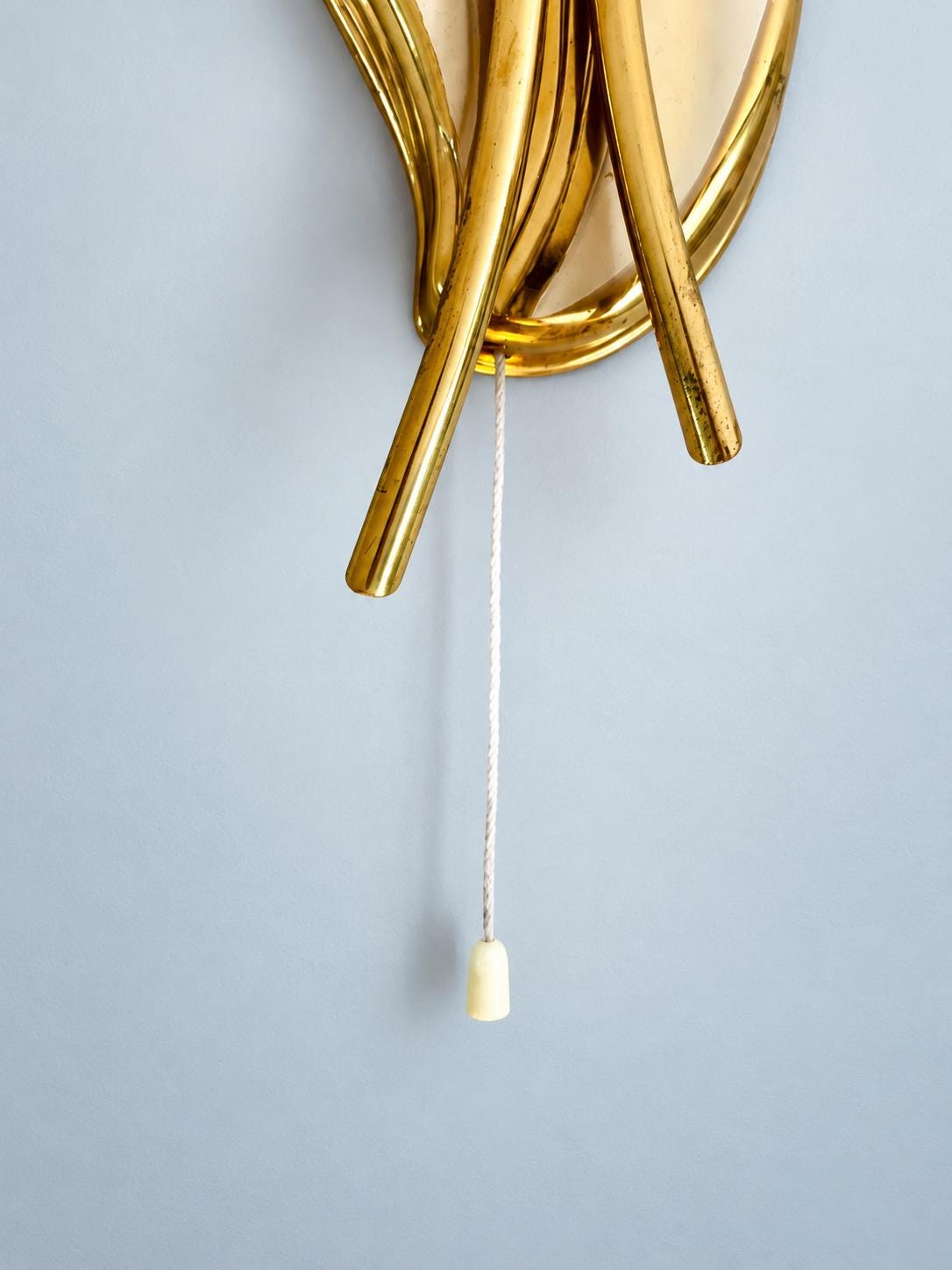 Vintage Double Wall Sconce, Attributed 1950s–60s, Gilt Metal with Crossed Arms and Ivory Lacquered Cone Shades, 25 cm