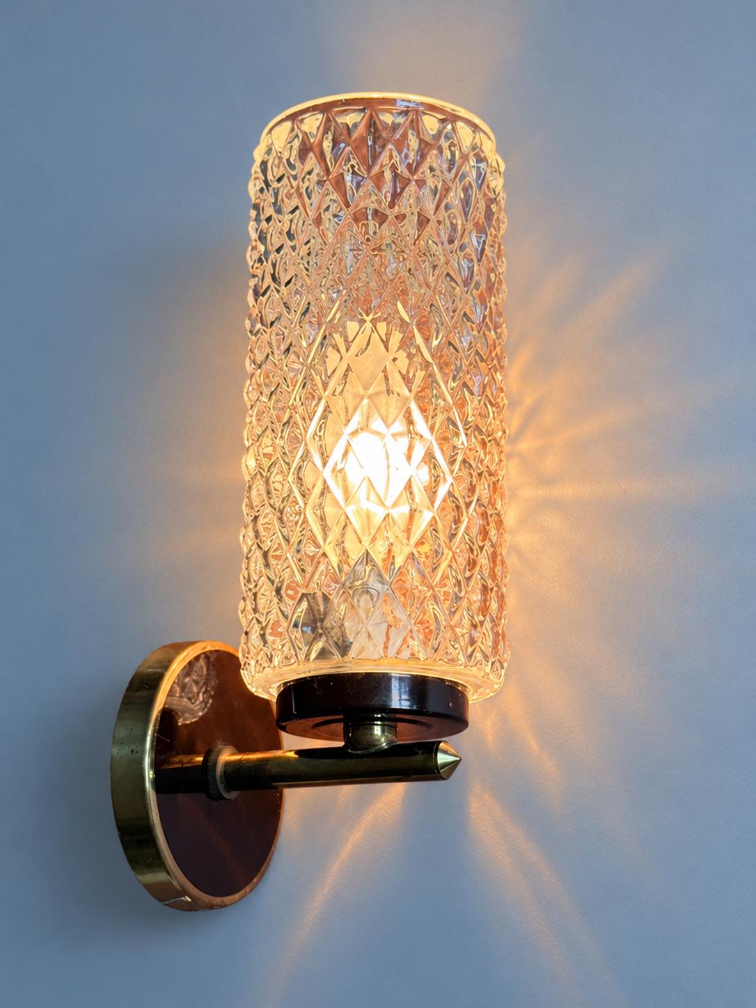Vintage Mid-Century Wall Sconce, Brass-Tone Metal with Clear Diamond-Pattern Glass Shade, 20.5 cm