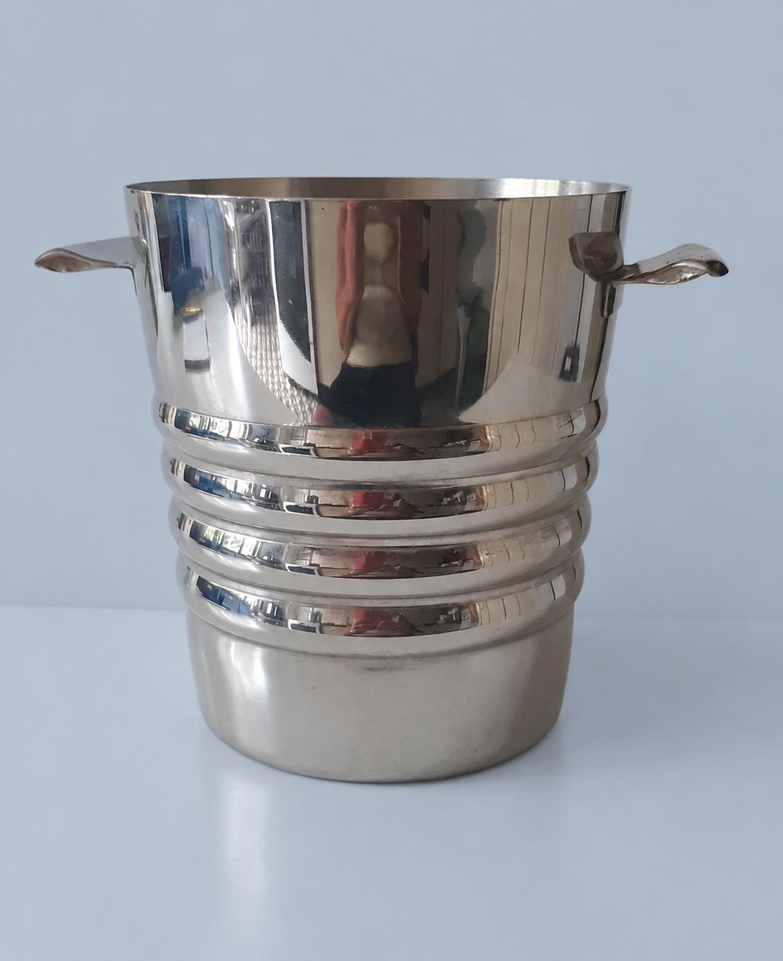 Vintage Art Deco Style Champagne and Wine Cooler, Chrome-Finish Ribbed Ice Bucket with Twin Handles, 20 cm