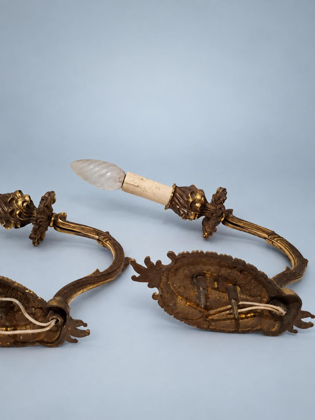 Vintage Pair of Art Deco Style Brass-Tone Floral Wall Sconces, Chiarini Attribution, 29 x 19 cm