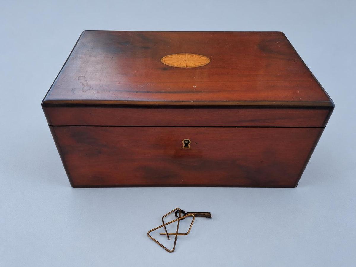 Vintage Mahogany Box with Inlaid Oval Fan Medallion, Lock and Key, Attributed Late 19th Century, 26 cm Jewelry Box