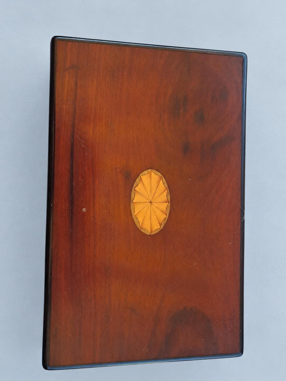 Vintage Mahogany Box with Inlaid Oval Fan Medallion, Lock and Key, Attributed Late 19th Century, 26 cm Jewelry Box