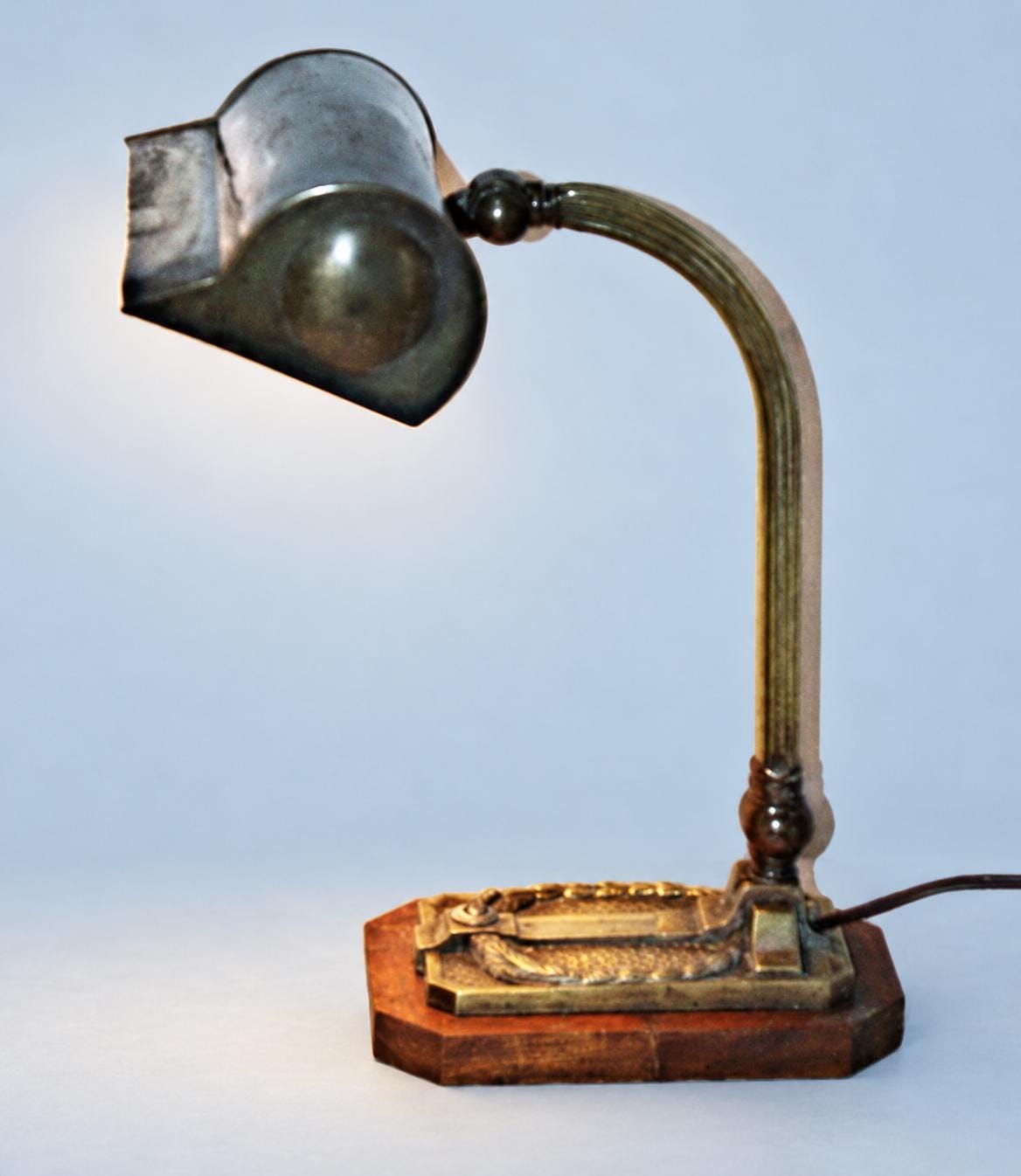 Vintage Banker's Desk Lamp, Attributed 1930s–40s, Brass-Tone Metal Hood and Reeded Arm on Wooden Base, 35 cm