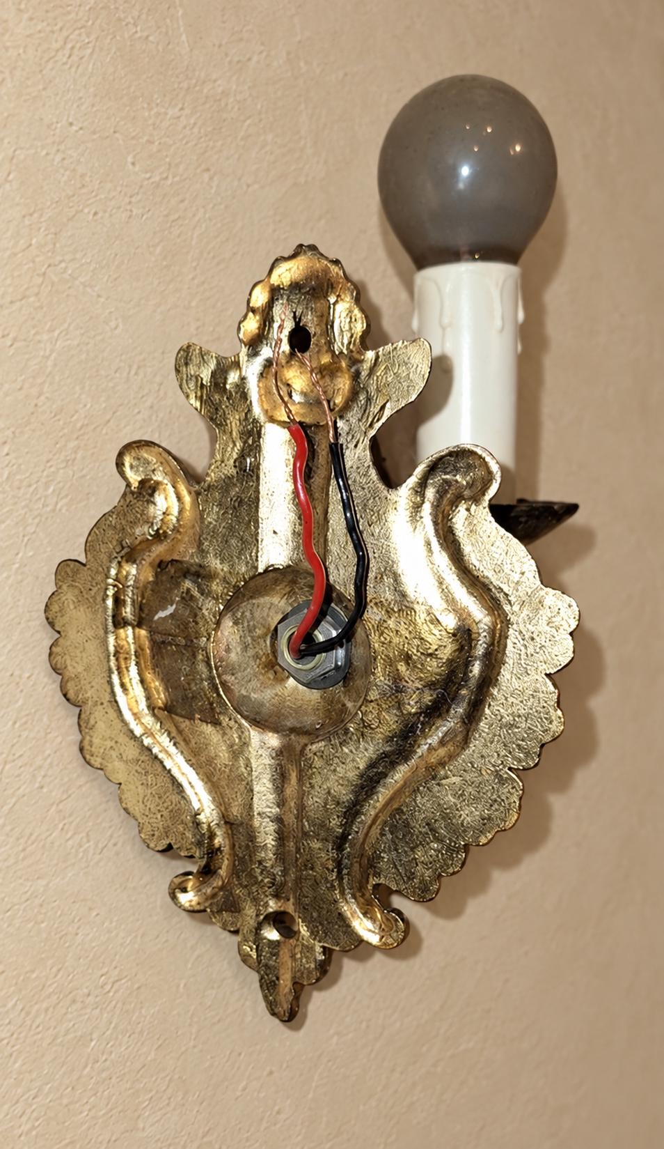 Vintage Baroque Style Single-Light Wall Sconce, Gold-Tone Metal with Scaled Fish-Form Arm and Flowered Cartouche Backplate, about 14 cm