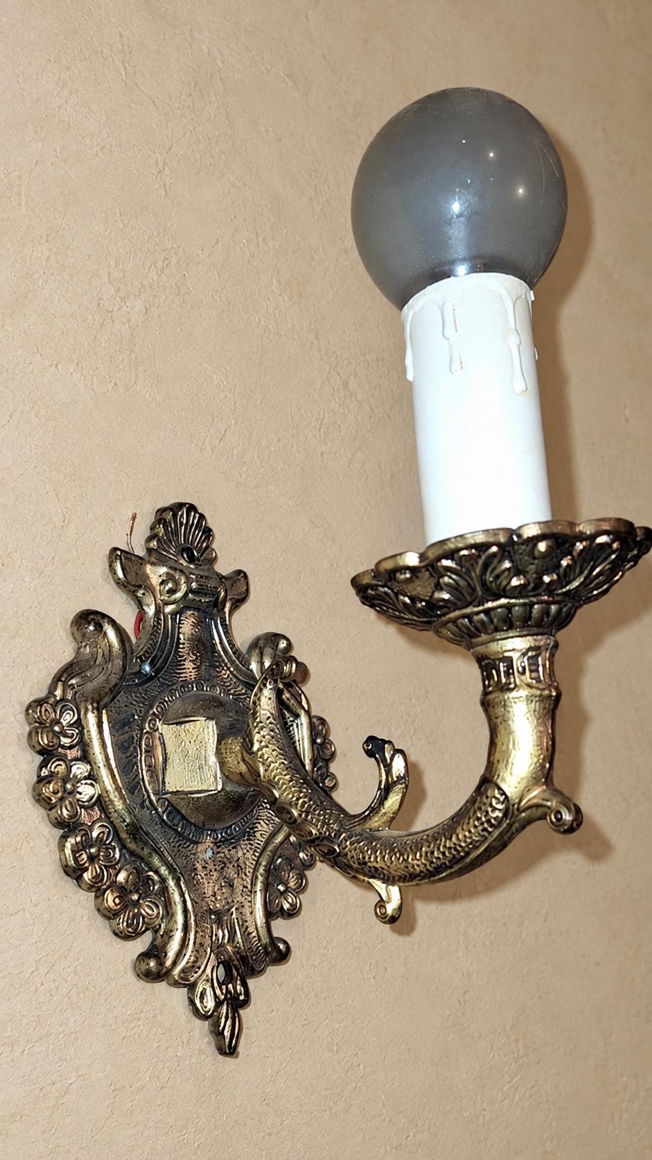 Vintage Baroque Style Single-Light Wall Sconce, Gold-Tone Metal with Scaled Fish-Form Arm and Flowered Cartouche Backplate, about 14 cm