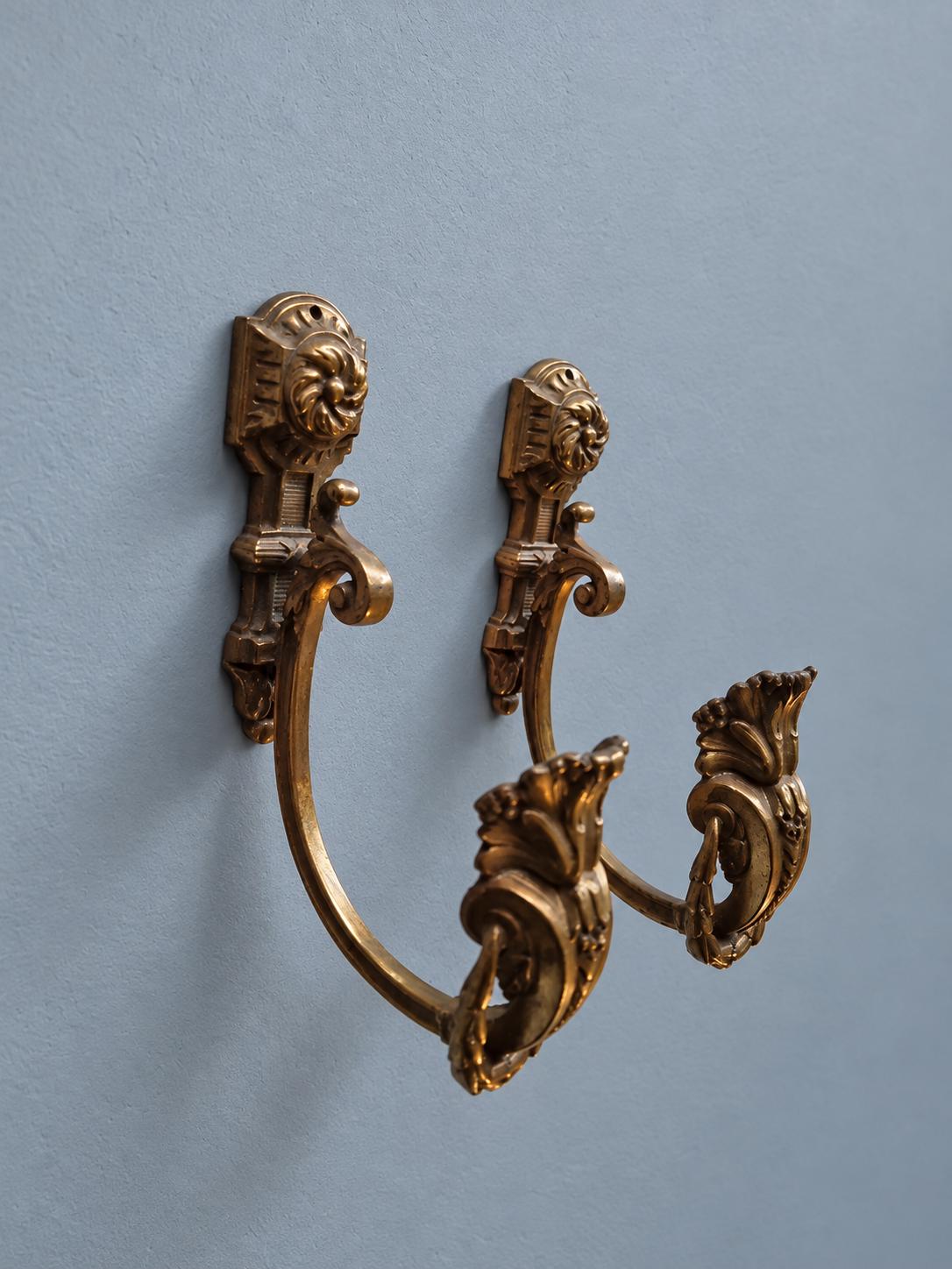 Vintage Pair of Neoclassical Curtain Tiebacks, Attributed Late 19th–Early 20th Century, Gilt Metal with Laurel Wreaths, 20 cm