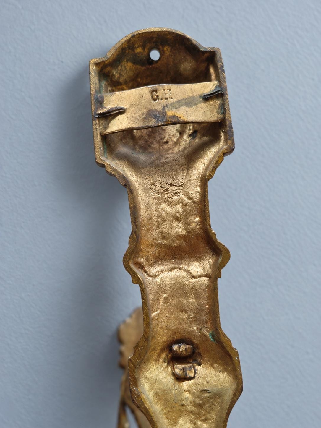 Vintage Pair of Neoclassical Curtain Tiebacks, Attributed Late 19th–Early 20th Century, Gilt Metal with Laurel Wreaths, 20 cm
