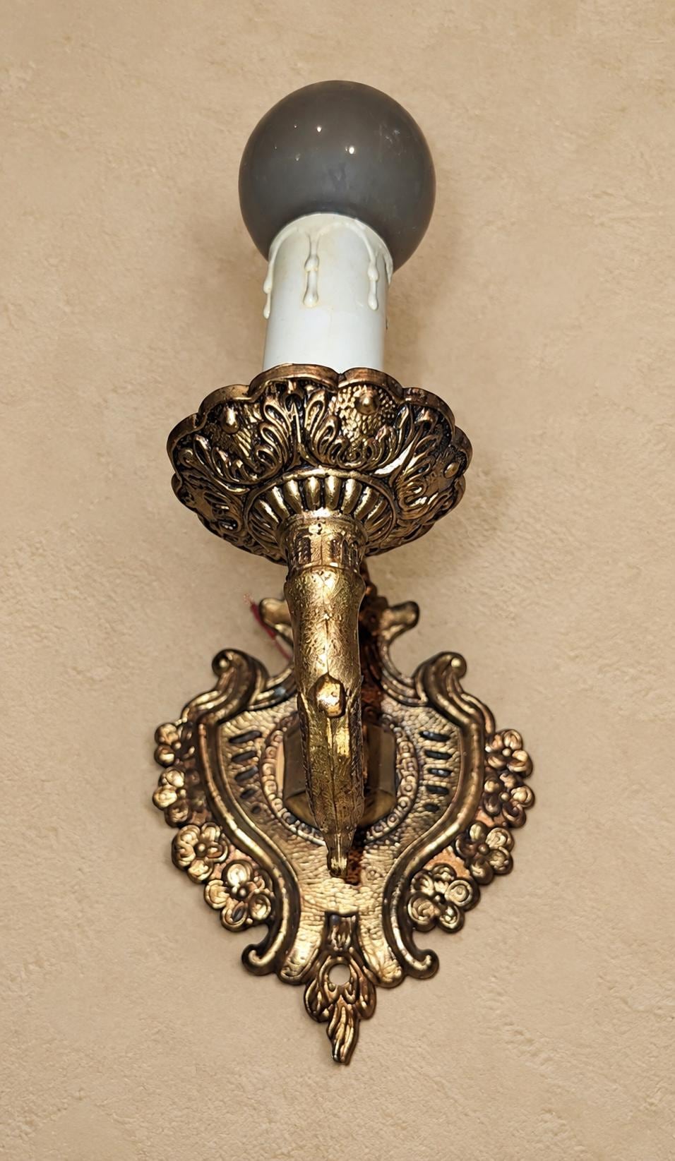 Vintage Baroque Style Single-Light Wall Sconce, Gold-Tone Metal with Scaled Fish-Form Arm and Flowered Cartouche Backplate, about 14 cm