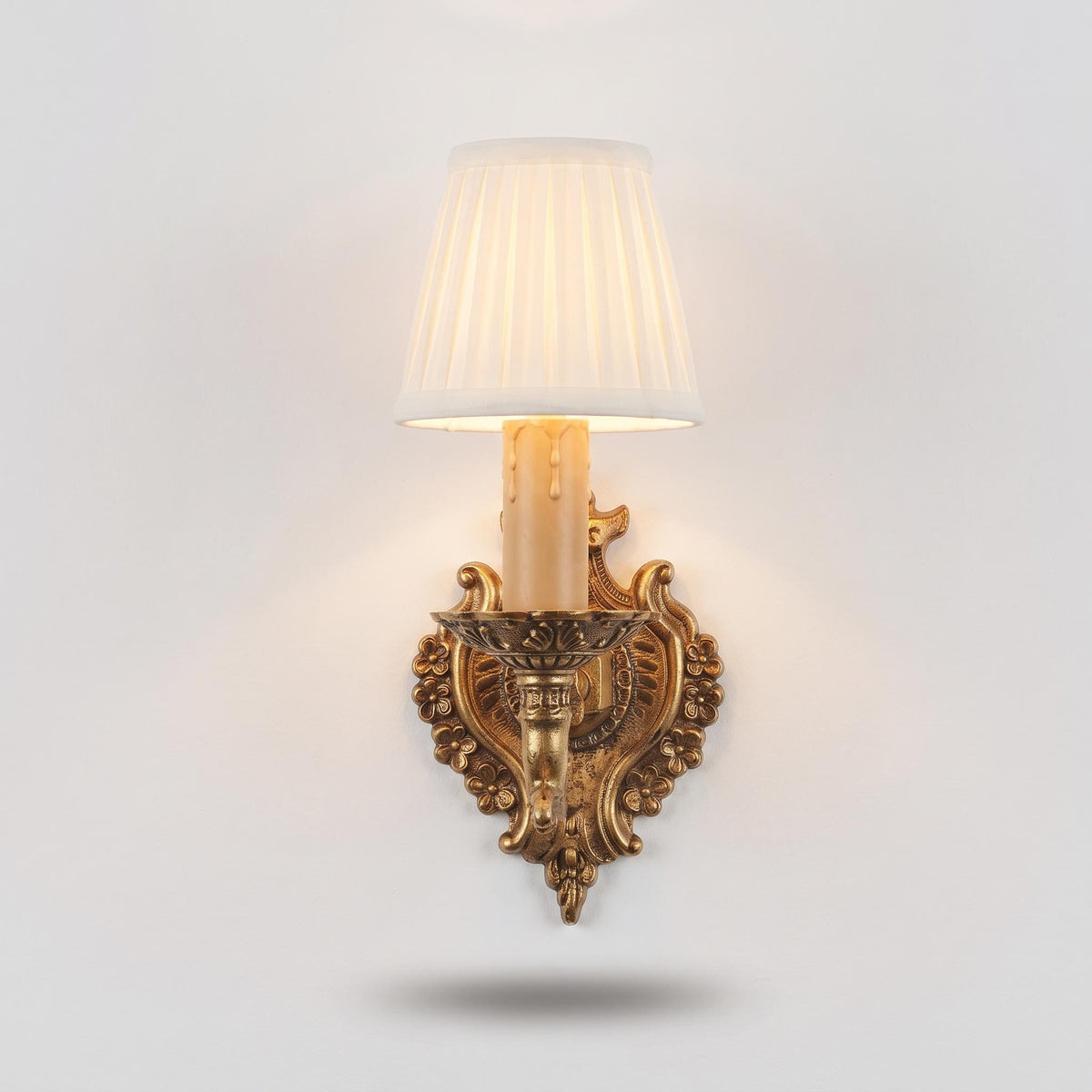 Vintage Baroque Style Single-Light Wall Sconce, Gold-Tone Metal with Scaled Fish-Form Arm and Flowered Cartouche Backplate, about 14 cm
