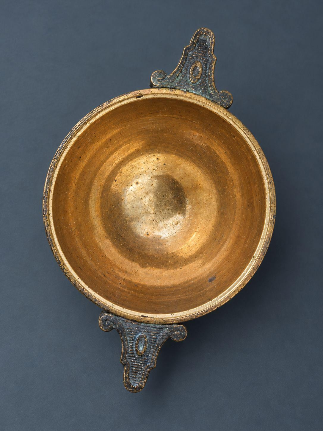 Antique 19th Century Patinated Bronze Lidded Grand Tour Urn with Ivy Leaf Relief and Berry Finial on Green Marble Base