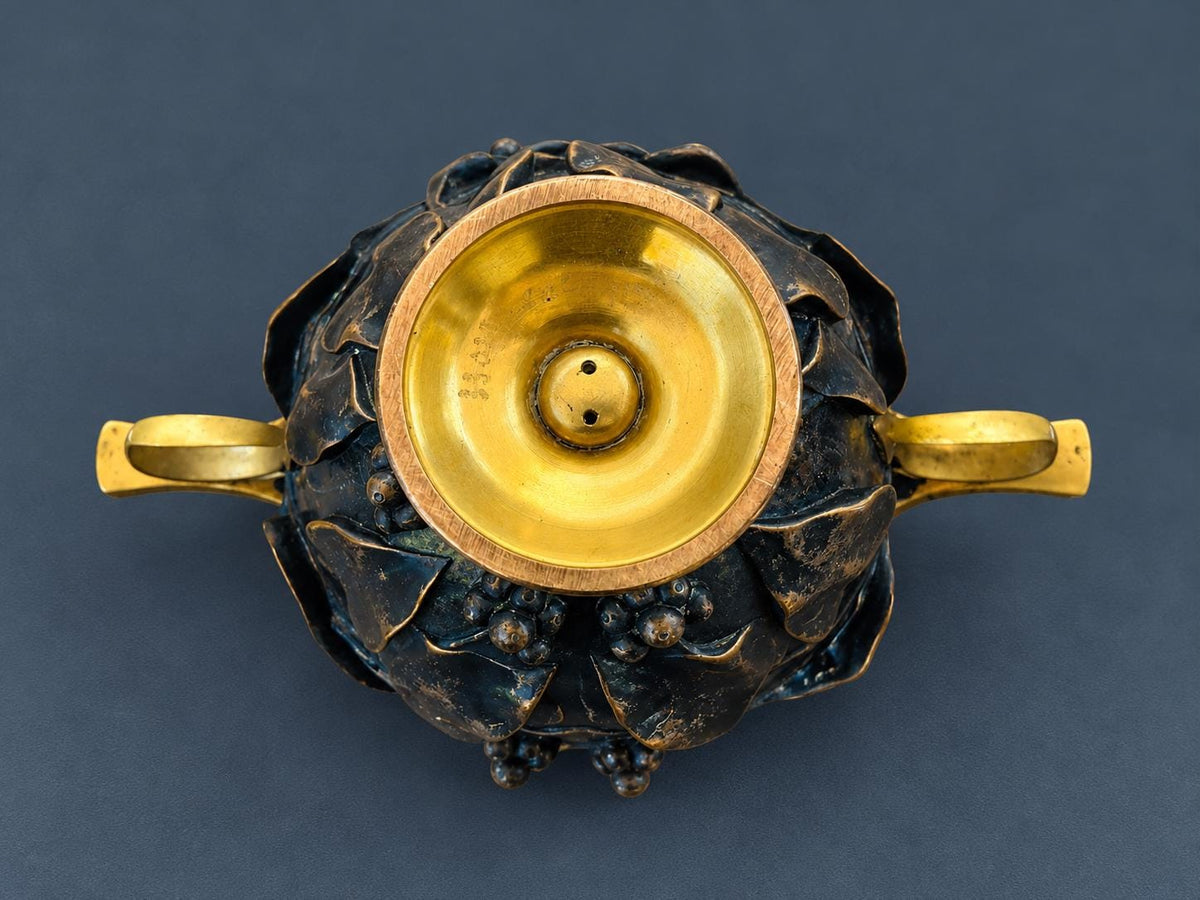 Antique Barbedienne Two-Tone Bronze Skyphos Cup with Ivy Leaves and Berries, After an Ancient Roman Silver Cup, Late 1800s