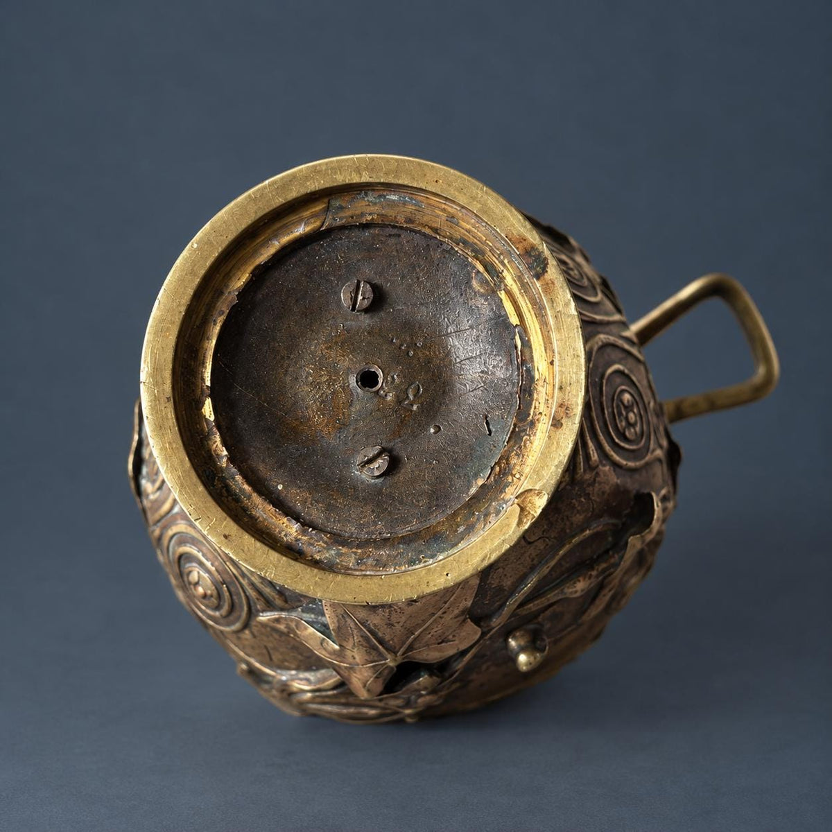 Antique 19th Century French Bronze Skyphos Cup with Ivy, Palmettes and Ancient Coin Medallion, Neo-Grec Two-Handled Vessel