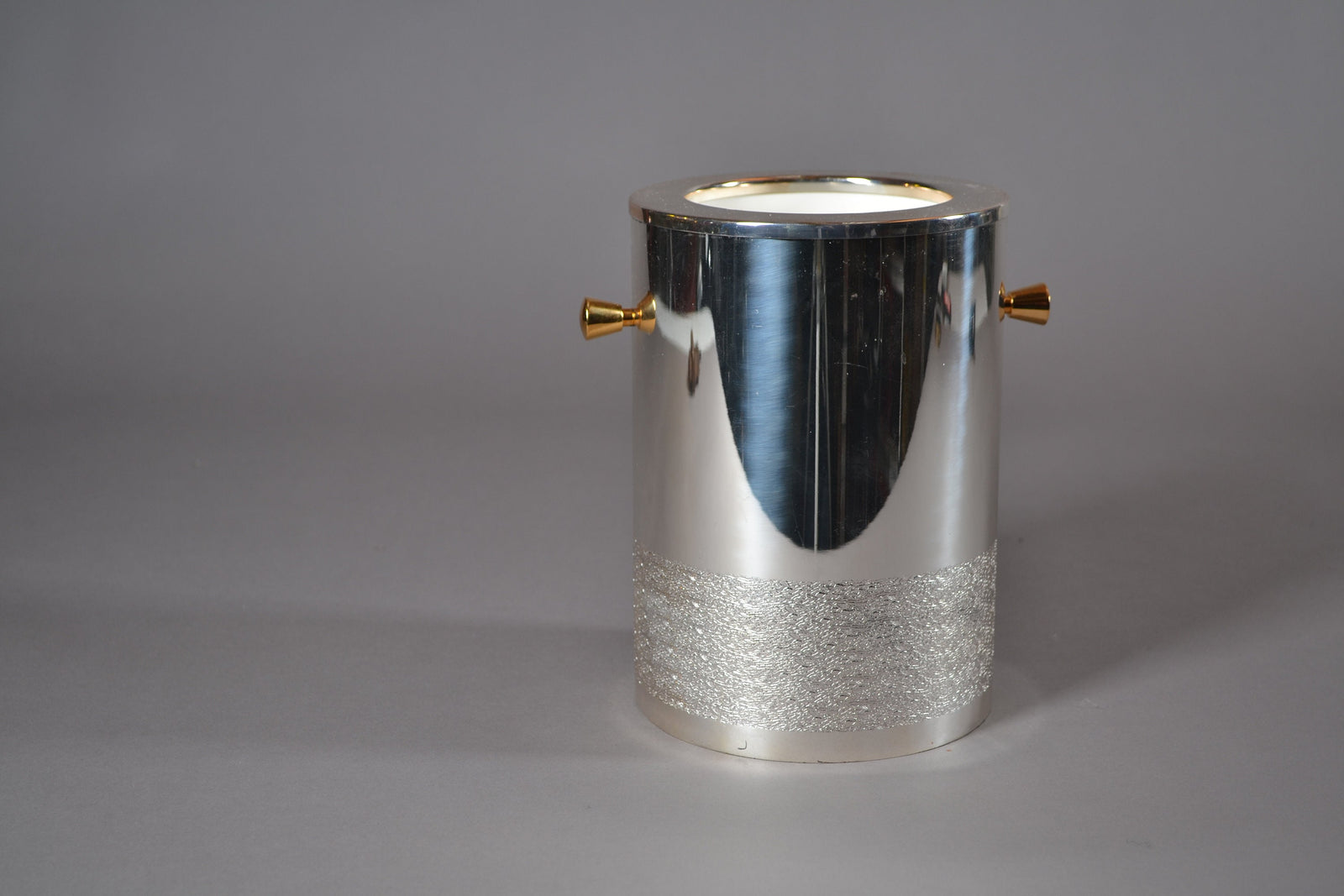 Elegant vintage 1980s wine cooler with gilded handles in Hollywood Regency style. A stylish and functional champagne ice bucket, perfect for luxury home decor, barware collections, and entertaining. Compact size (20x14 cm), making it ideal for bar carts, dining tables, and special occasions. A sophisticated mid-century piece for wine lovers and collectors of classic retro accessories.