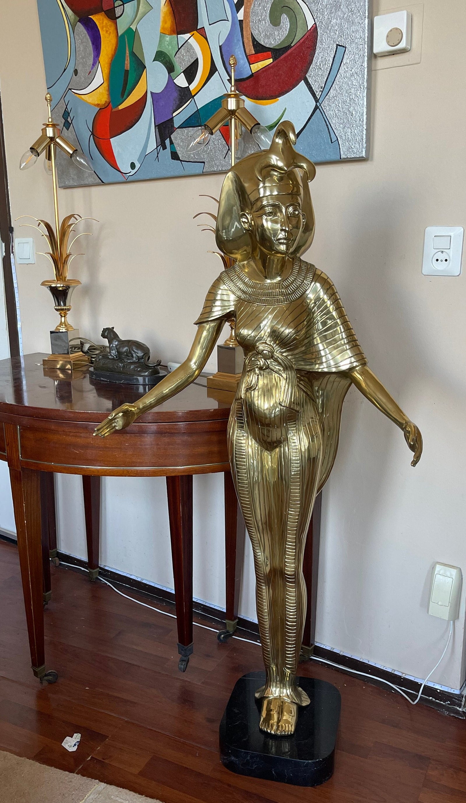 Vintage Egyptian Goddess Selket Statue – a beautifully crafted brass figurine depicting the mythological goddess of protection and healing. This Egyptian sculpture is perfect for collectors of Egyptian antiques and ancient Egypt decor.