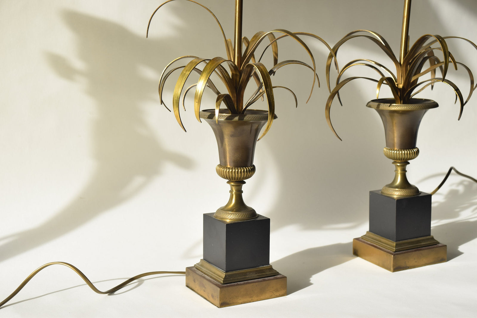 Vintage Maison Charles Brass Palm Table Lamps, French Mid-Century Hollywood Regency Pair, "Vase Roseaux" Design, 1950s