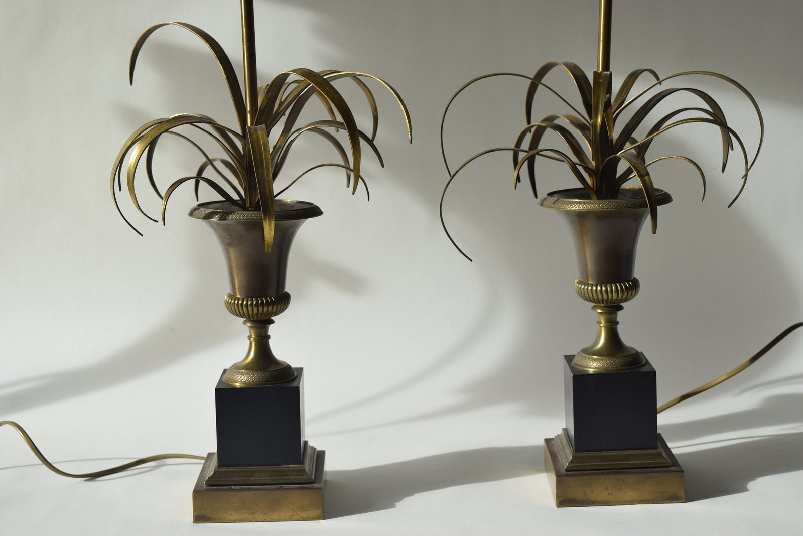Vintage Maison Charles Brass Palm Table Lamps, French Mid-Century Hollywood Regency Pair, "Vase Roseaux" Design, 1950s