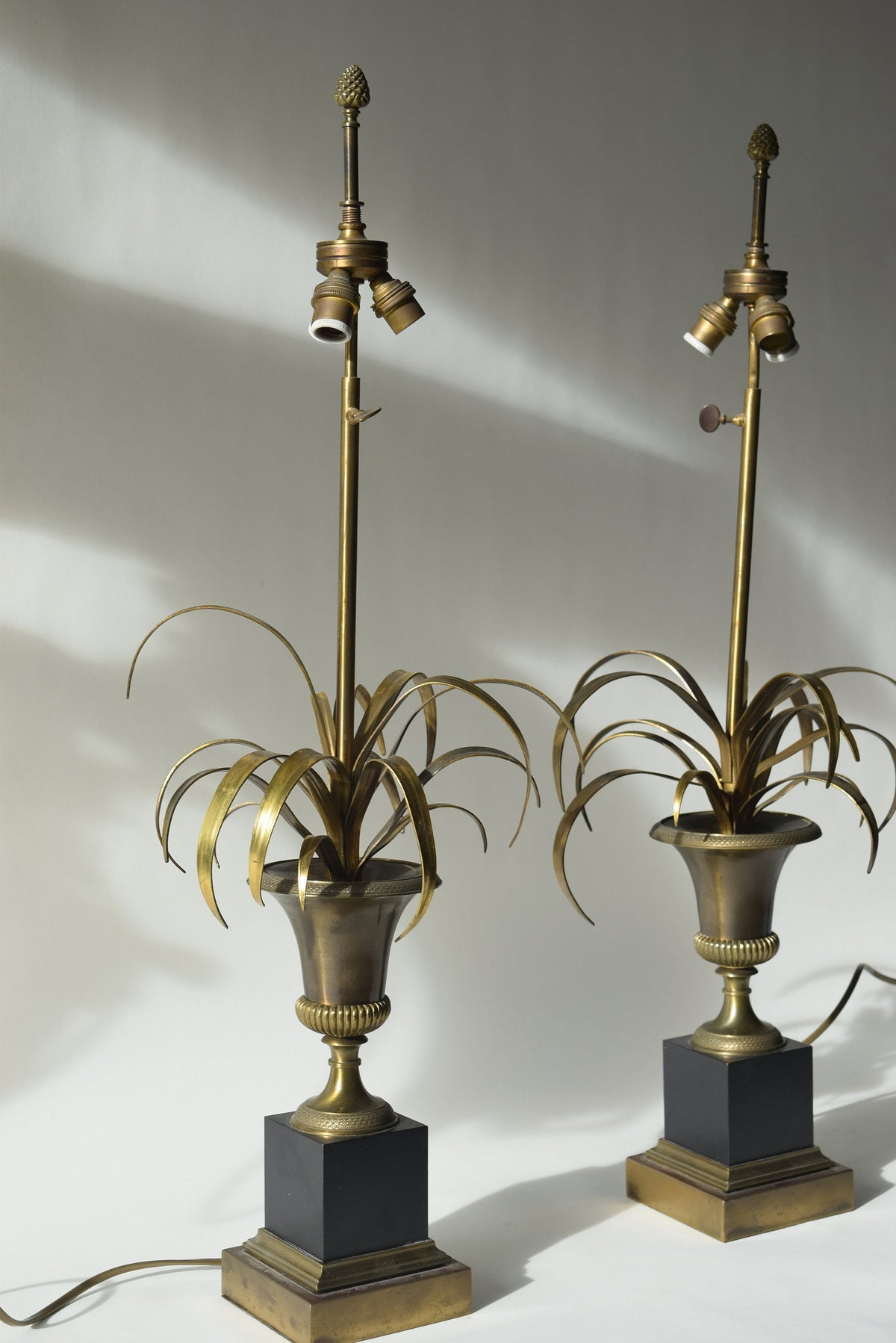 Vintage Maison Charles Brass Palm Table Lamps, French Mid-Century Hollywood Regency Pair, "Vase Roseaux" Design, 1950s