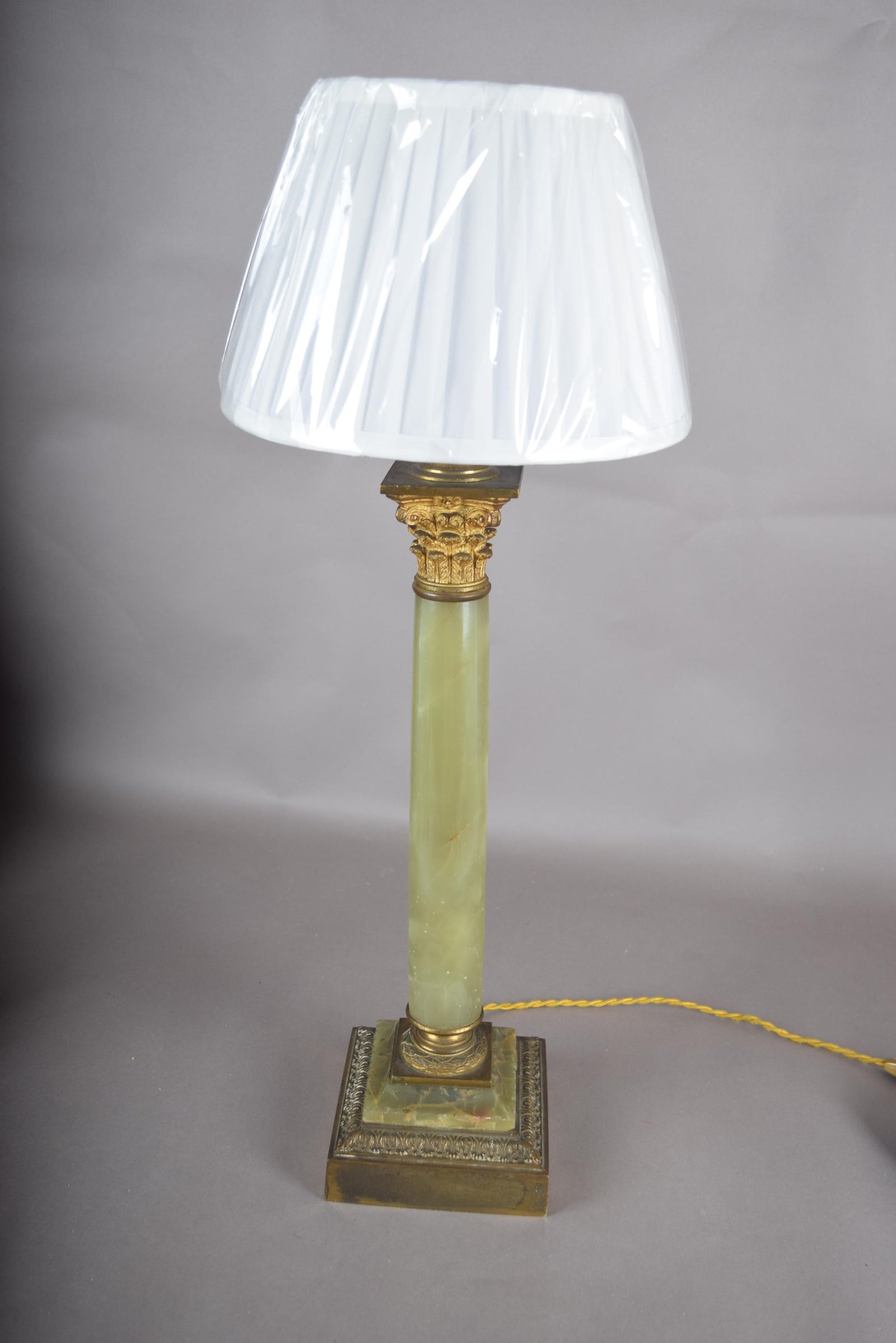 Vintage 1930s Green Onyx Column Table Lamp – Gold-Plated Corinthian Capital, Neoclassical Statement Lighting