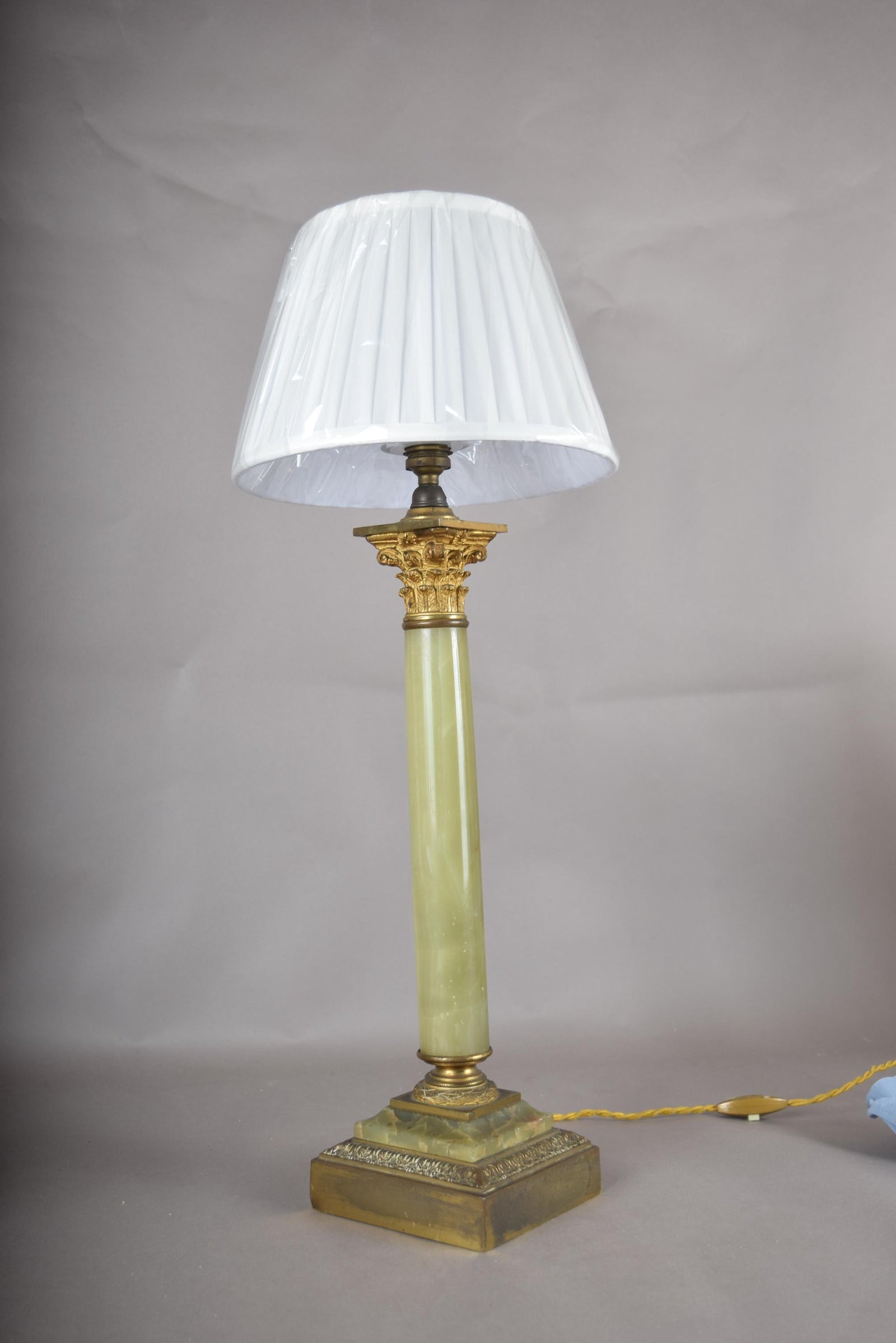 Vintage 1930s Green Onyx Column Table Lamp – Gold-Plated Corinthian Capital, Neoclassical Statement Lighting
