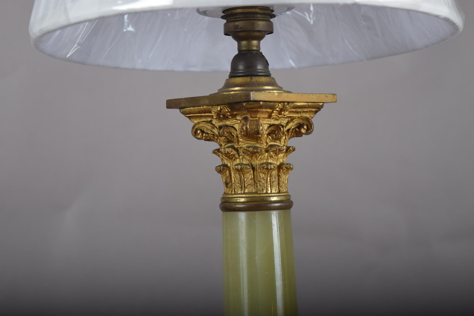 Vintage 1930s Green Onyx Column Table Lamp – Gold-Plated Corinthian Capital, Neoclassical Statement Lighting