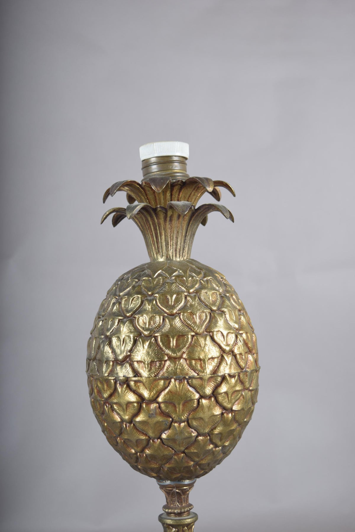 Vintage Brass Pineapple Table Lamp, Classic Hospitality Symbol, Gold-Tone Statement Lighting, Circa 1950s