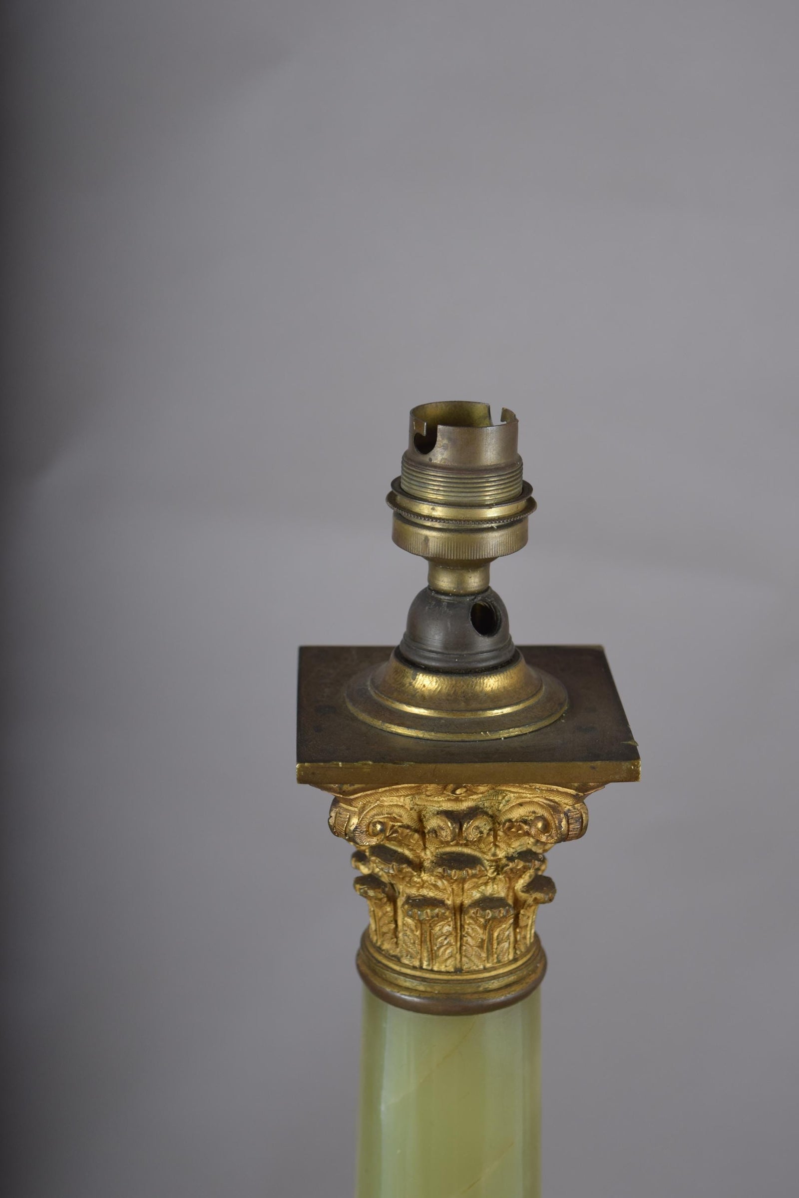Vintage 1930s Green Onyx Column Table Lamp – Gold-Plated Corinthian Capital, Neoclassical Statement Lighting