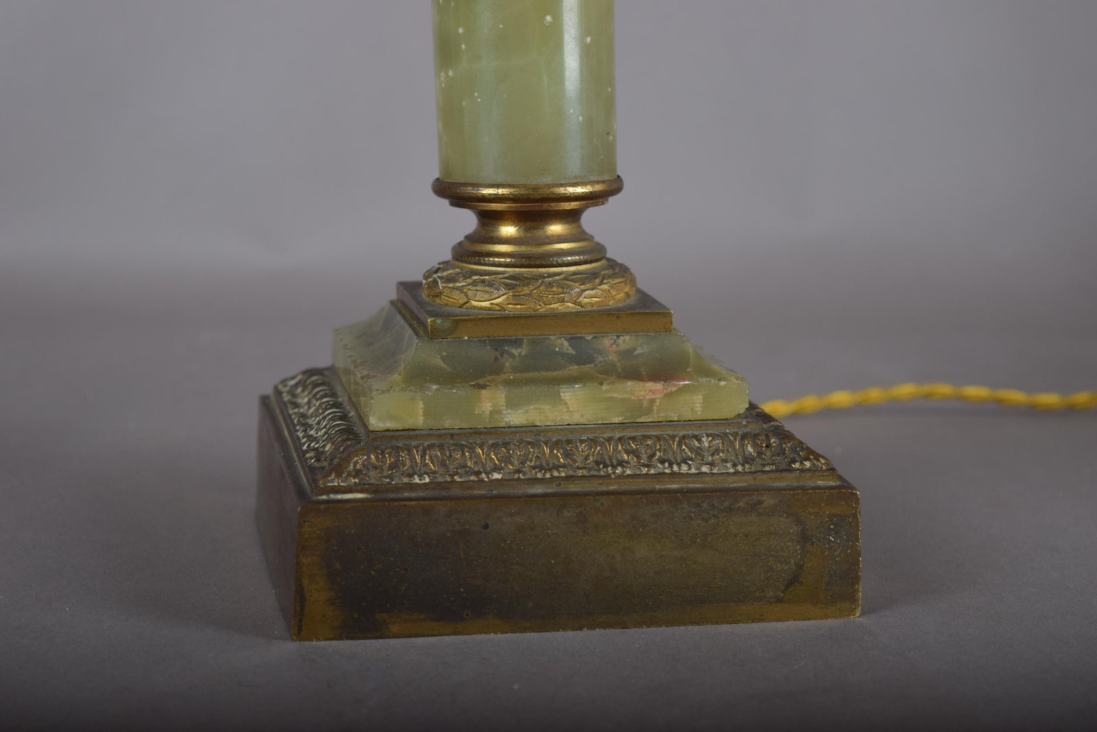 Vintage 1930s Green Onyx Column Table Lamp – Gold-Plated Corinthian Capital, Neoclassical Statement Lighting