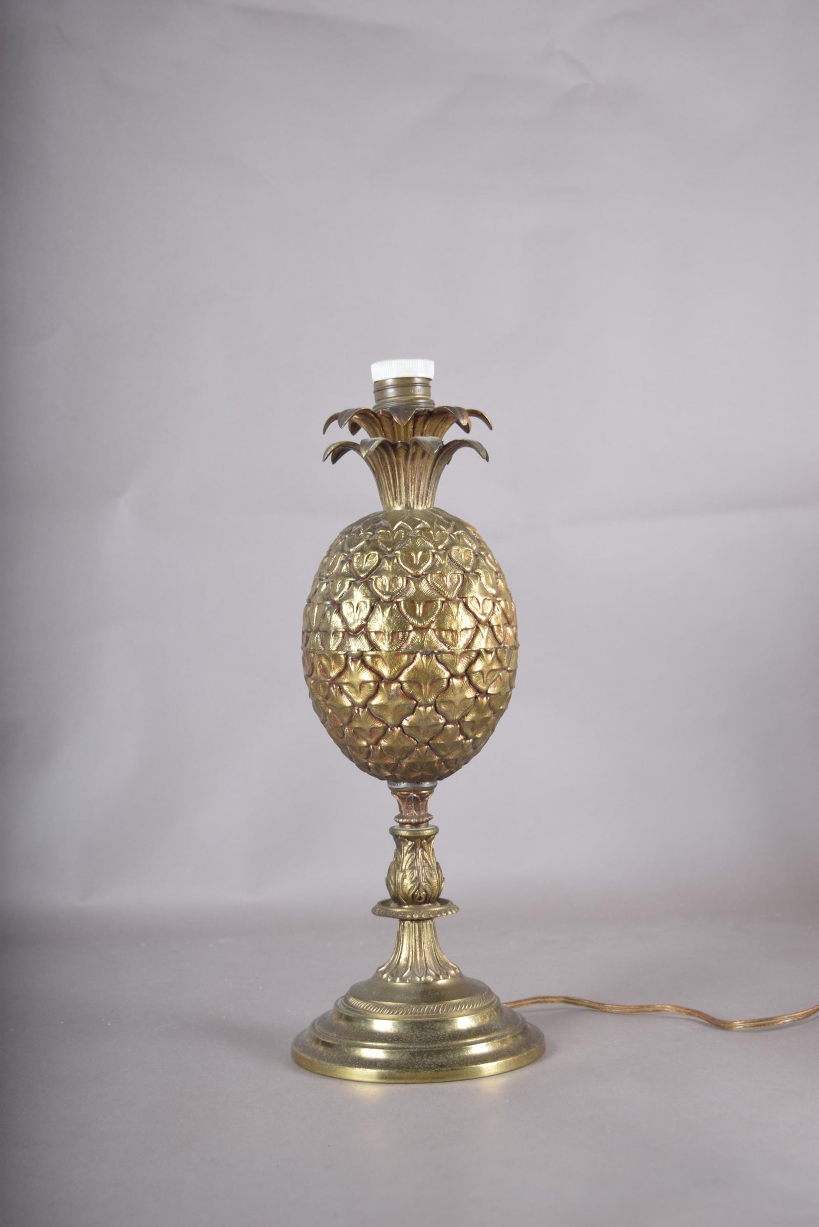 Vintage Brass Pineapple Table Lamp | Classic Hospitality Symbol | Gold-Tone Statement Lighting | Circa 1950s