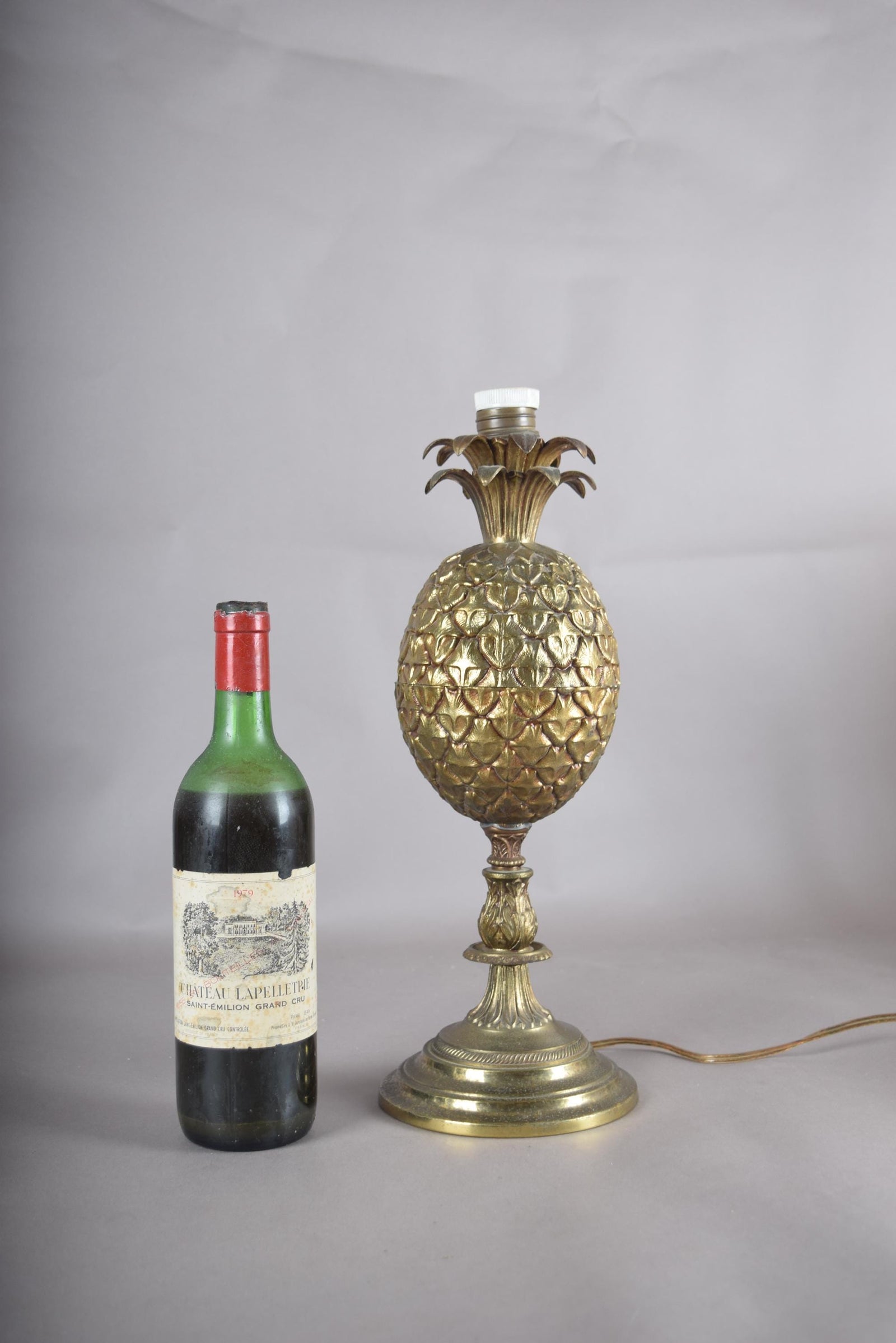 Vintage Brass Pineapple Table Lamp | Classic Hospitality Symbol | Gold-Tone Statement Lighting | Circa 1950s